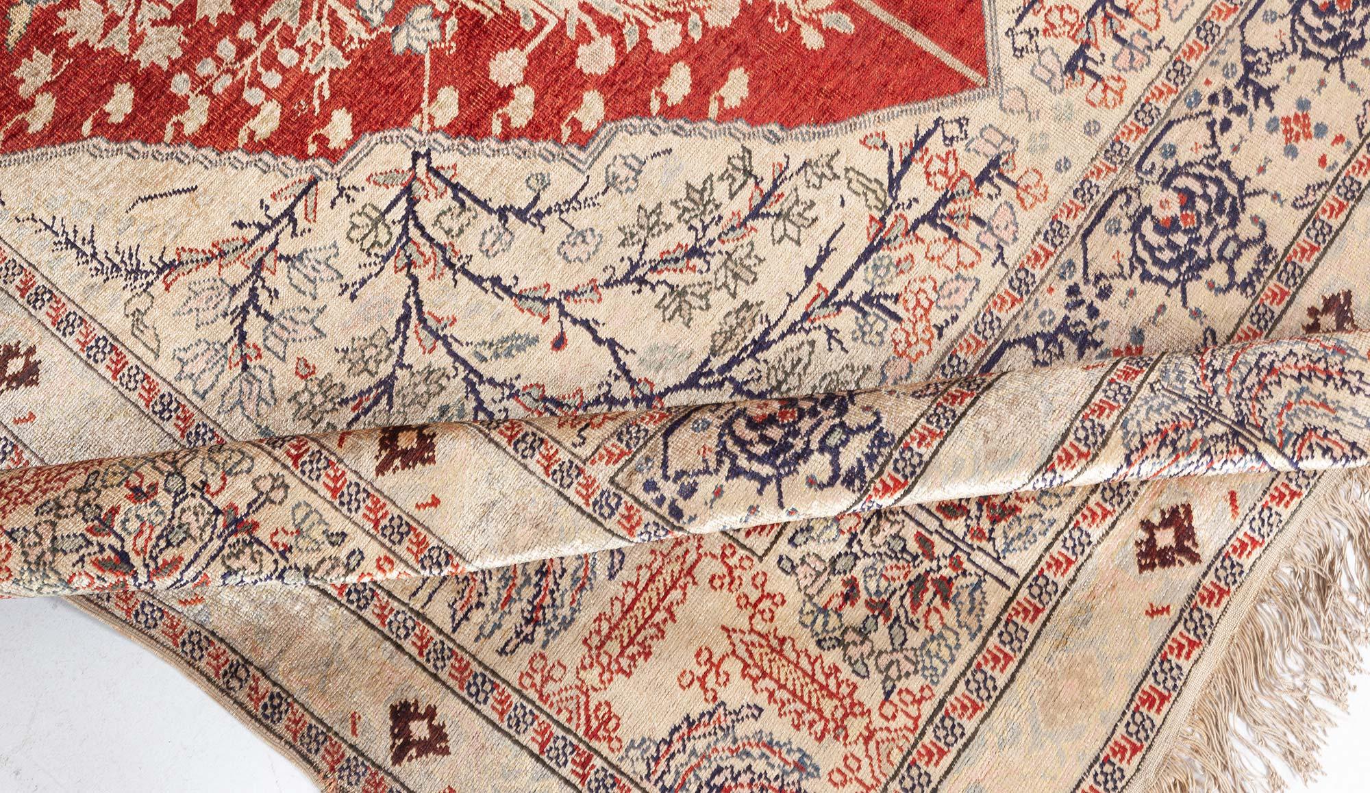 Türkischer Seidenteppich aus dem frühen 20. Jahrhundert, rubinrot, beige, grau und schwarz, handgefertigt
Größe: 6'0
