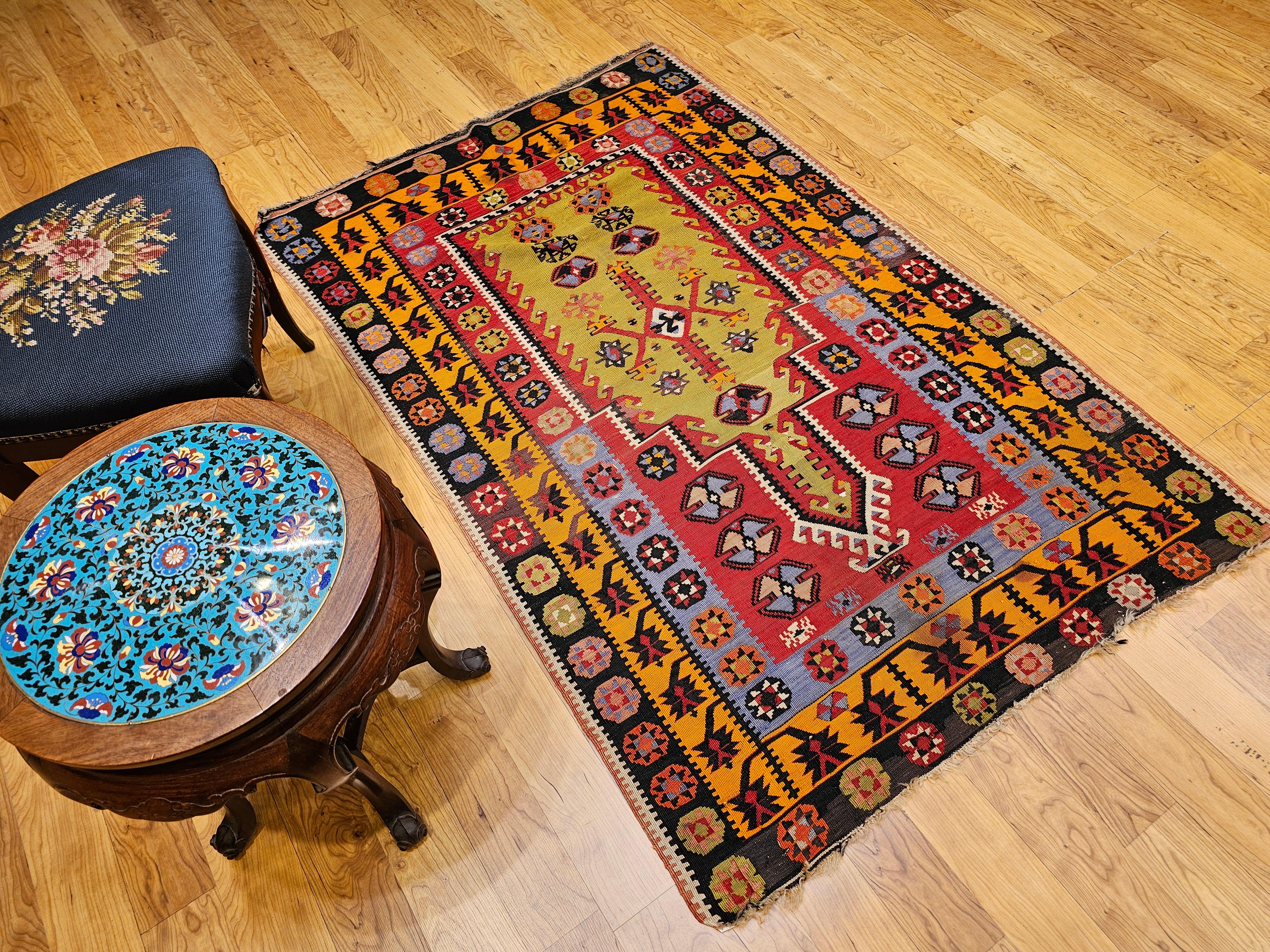 Kilim turc du début du 20e siècle avec des designs de tapis de prière en vert, rouge et jaune en vente 3