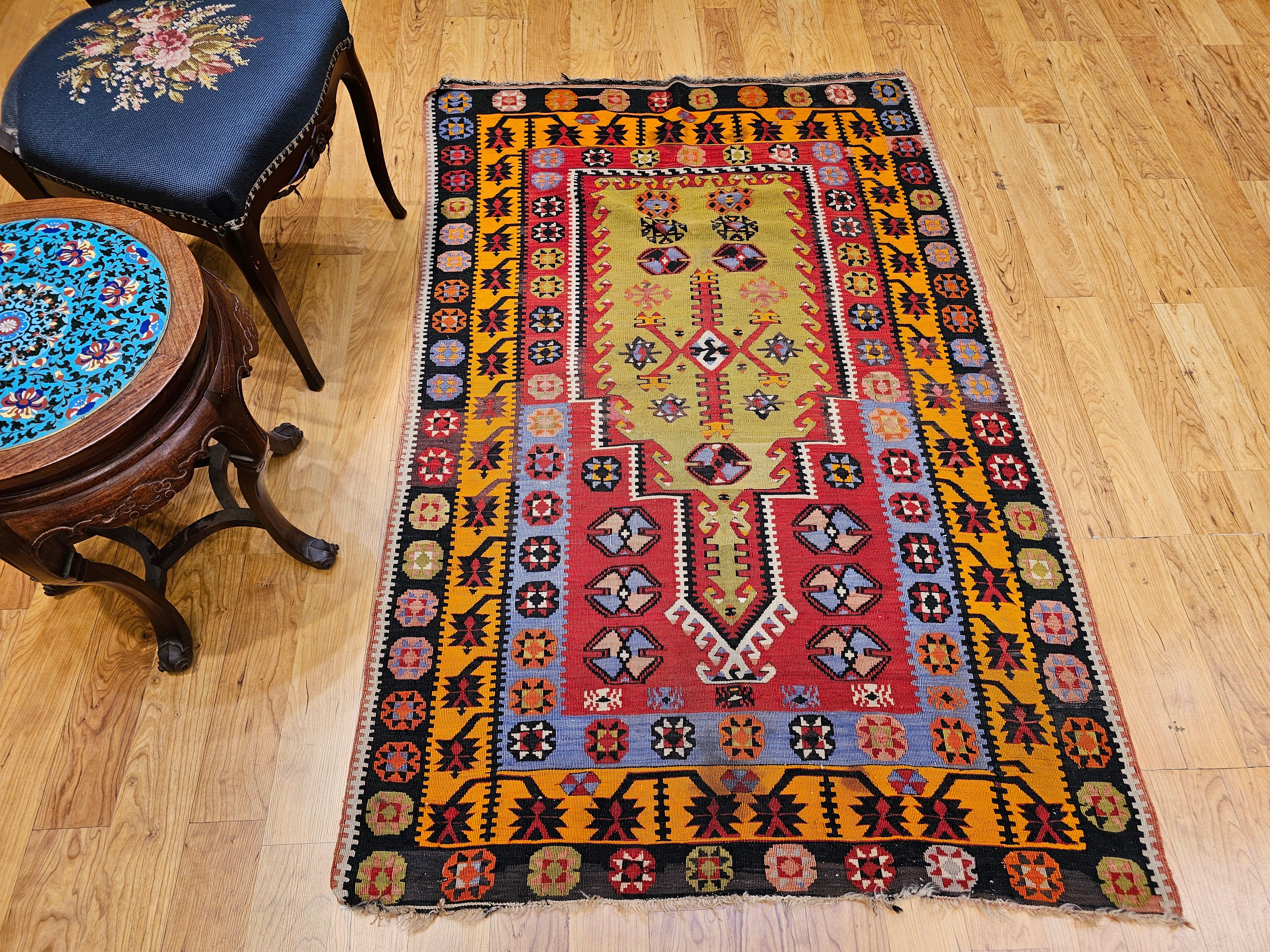 Kilim turc du début du 20e siècle avec des designs de tapis de prière en vert, rouge et jaune en vente 4