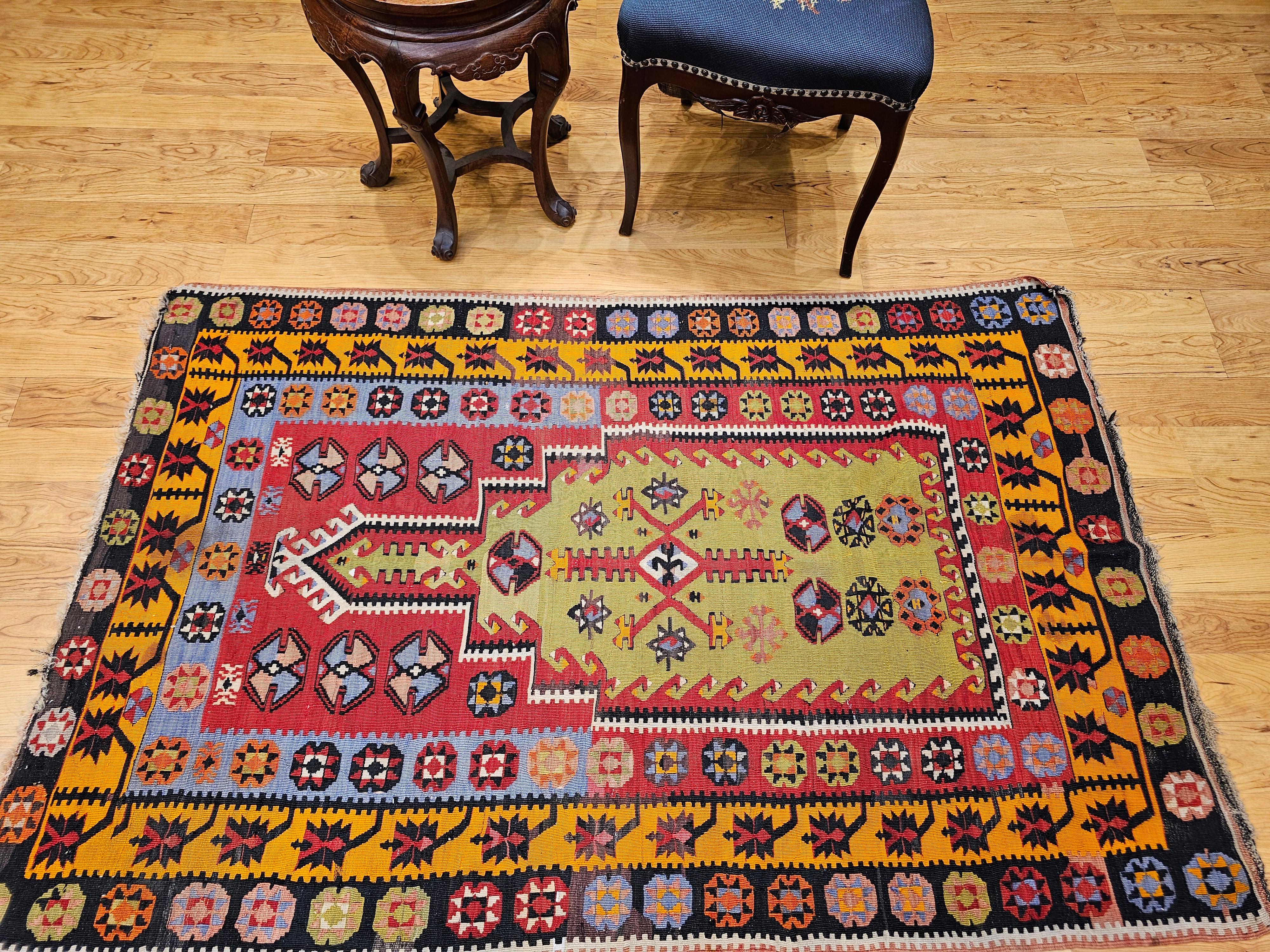 Kilim turc du début du 20e siècle avec des designs de tapis de prière en vert, rouge et jaune en vente 6