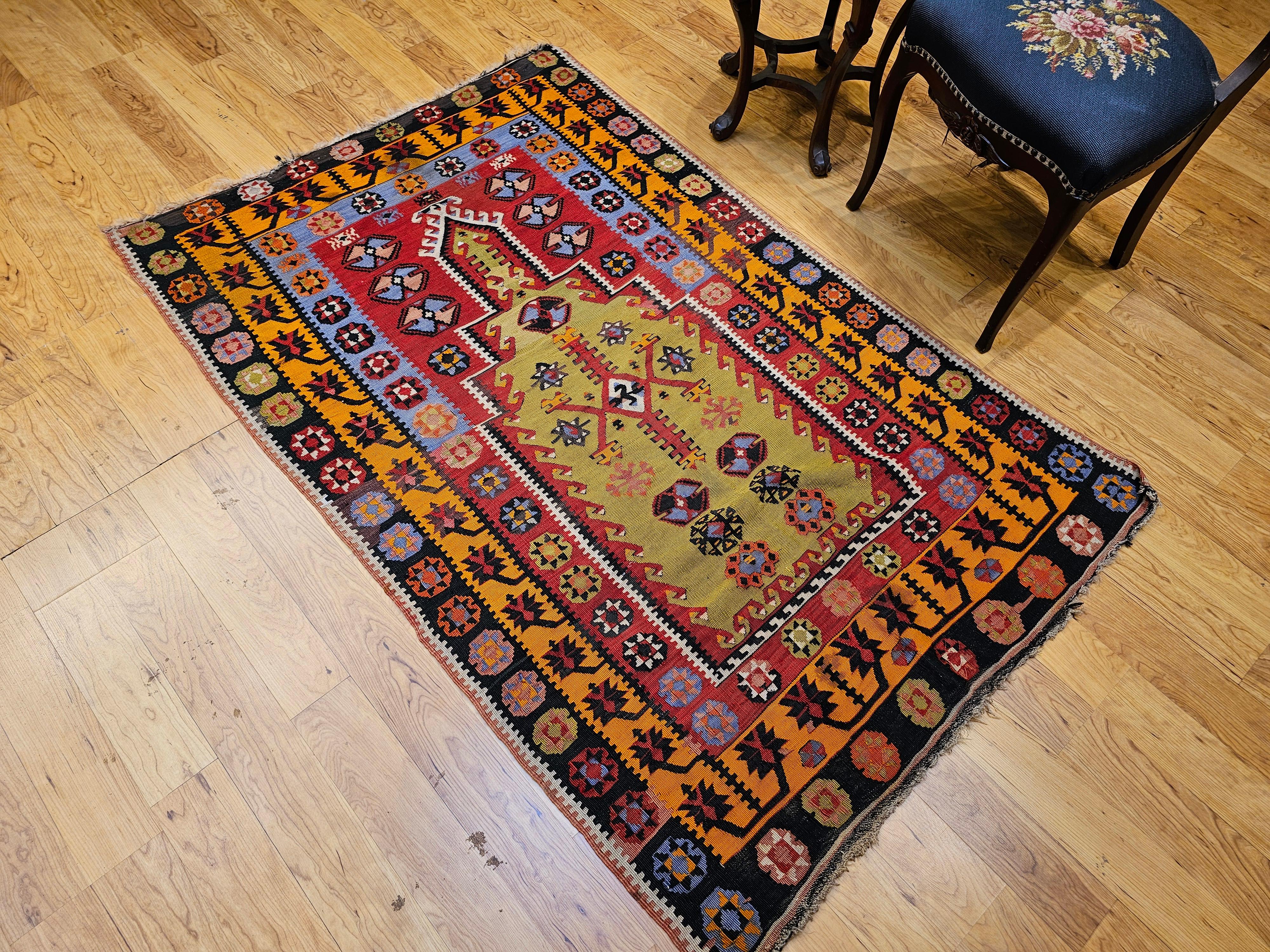 Kilim turc du début du 20e siècle avec des designs de tapis de prière en vert, rouge et jaune en vente 7