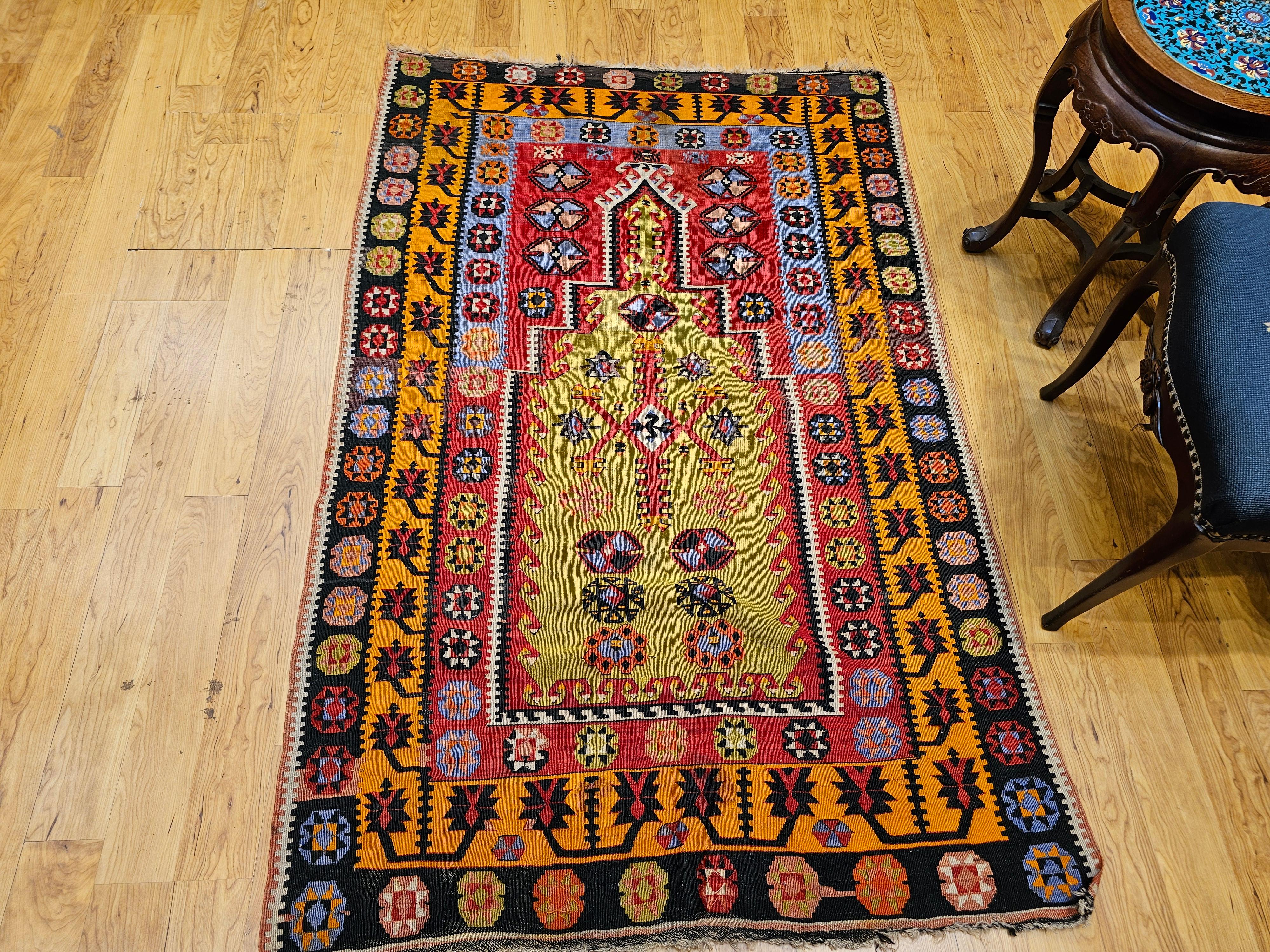 Kilim turc du début du 20e siècle avec des designs de tapis de prière en vert, rouge et jaune en vente 8