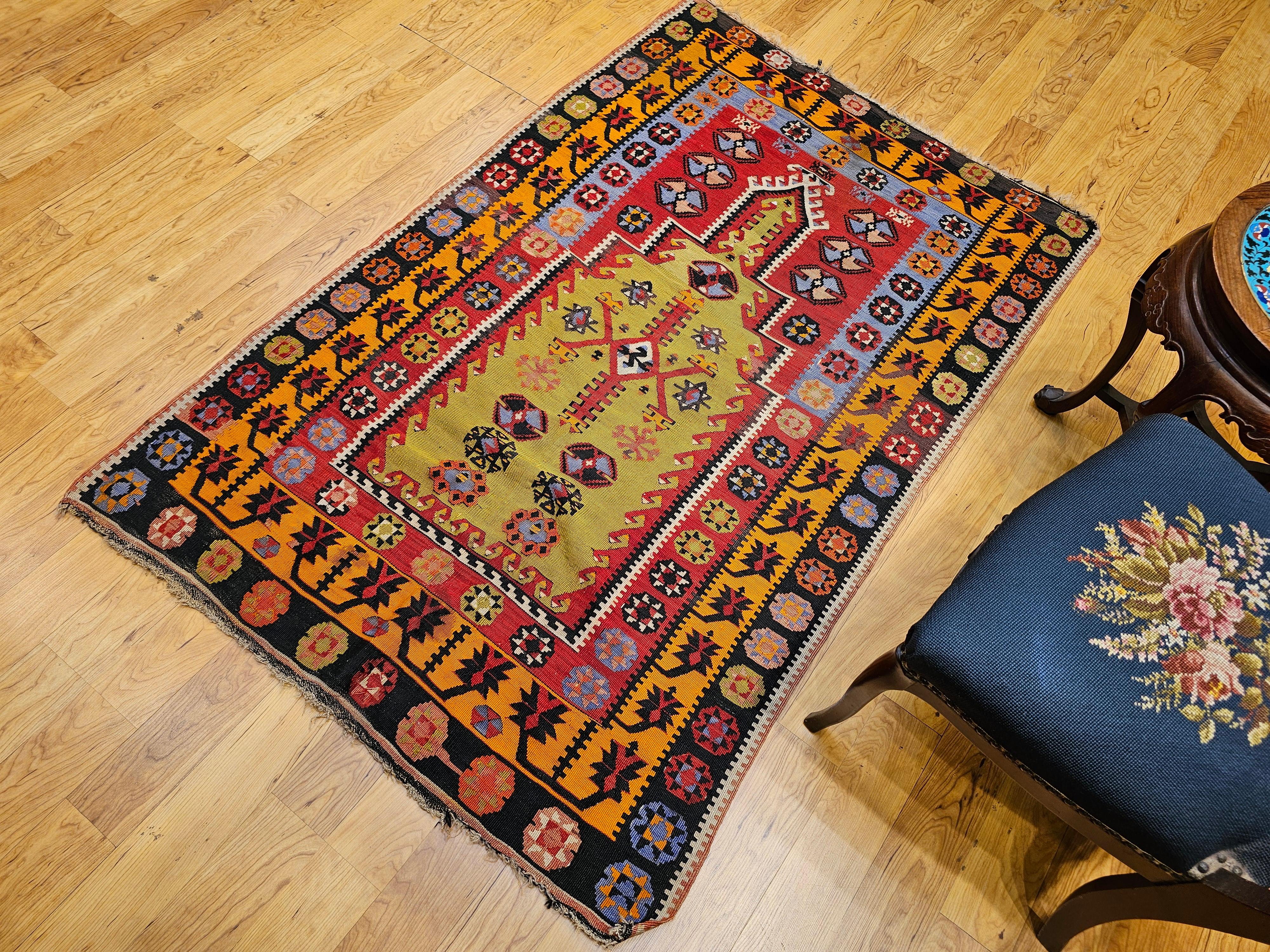 Kilim turc du début du 20e siècle avec des designs de tapis de prière en vert, rouge et jaune en vente 9