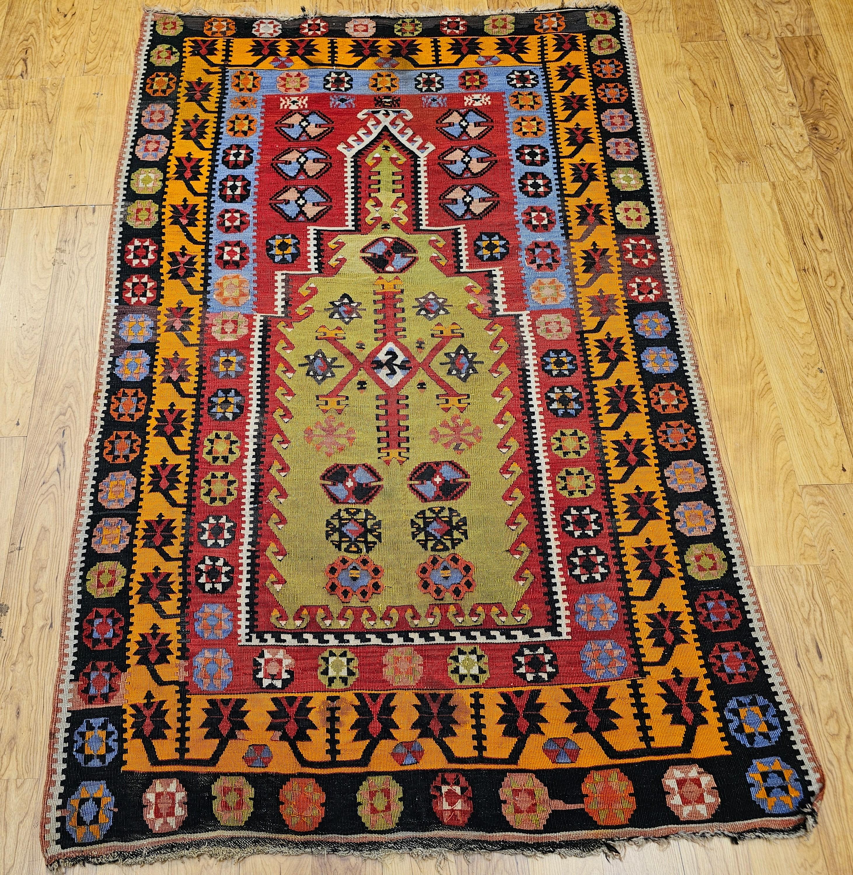 Ce kilim turc exquis du début du XXe siècle présente un motif de tapis de prière (Mehrab) rare et très recherché. Cette pièce est un exemple magistral de l'artisanat anatolien à tissage plat. Tissé avec des fibres de laine naturelles, le kilim
