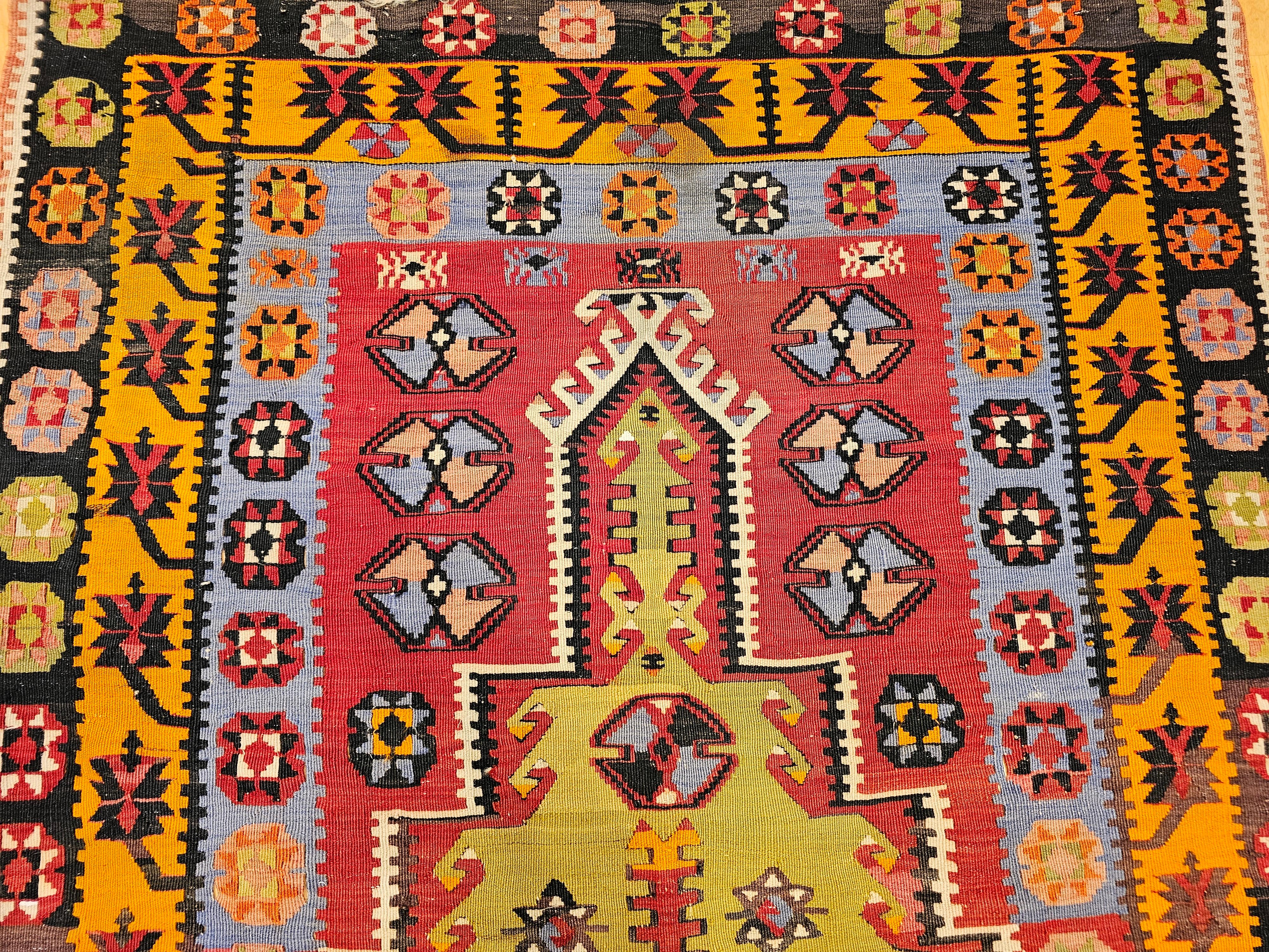 Turc Kilim turc du début du 20e siècle avec des designs de tapis de prière en vert, rouge et jaune en vente
