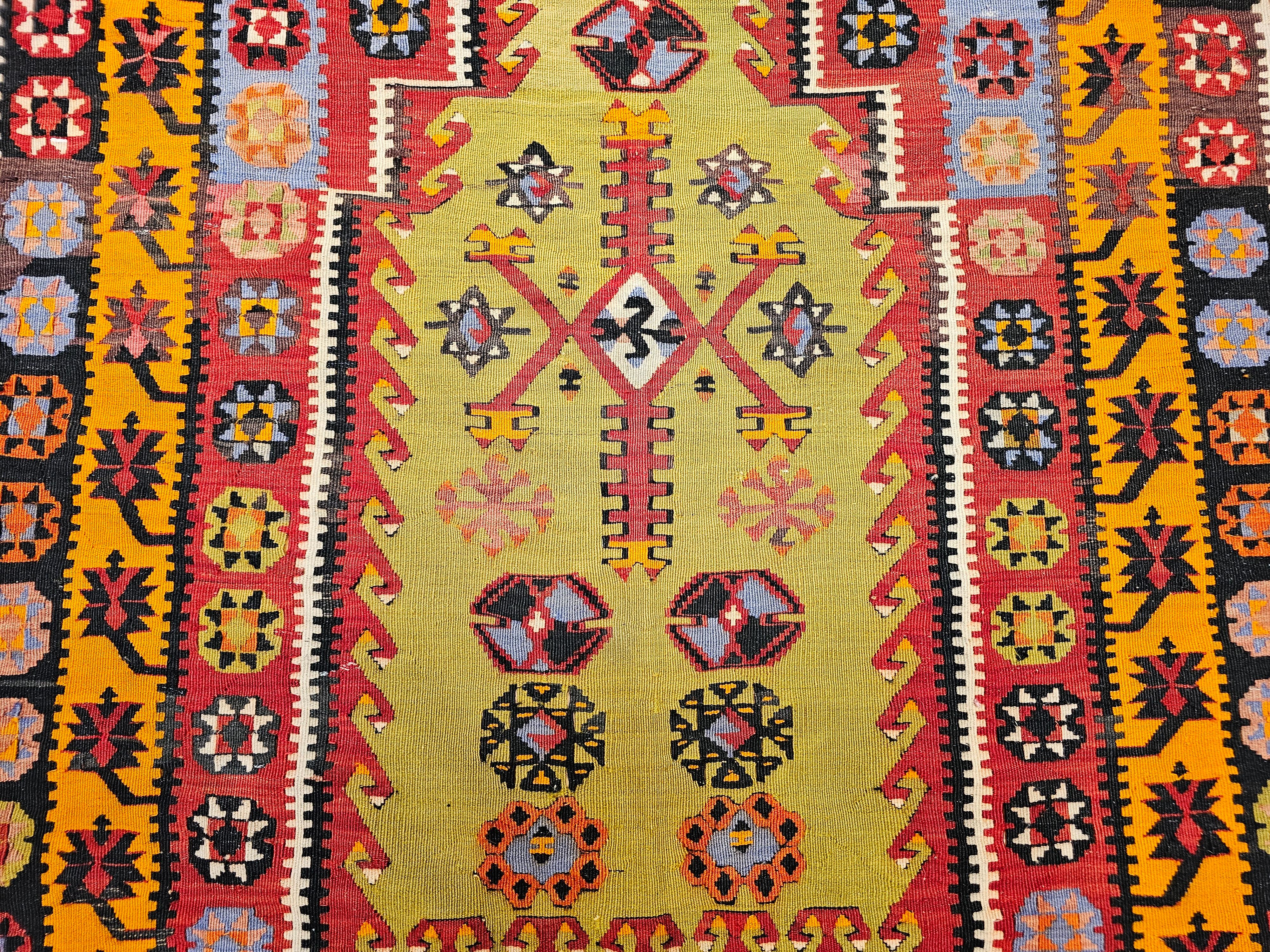 Teinture végétale Kilim turc du début du 20e siècle avec des designs de tapis de prière en vert, rouge et jaune en vente