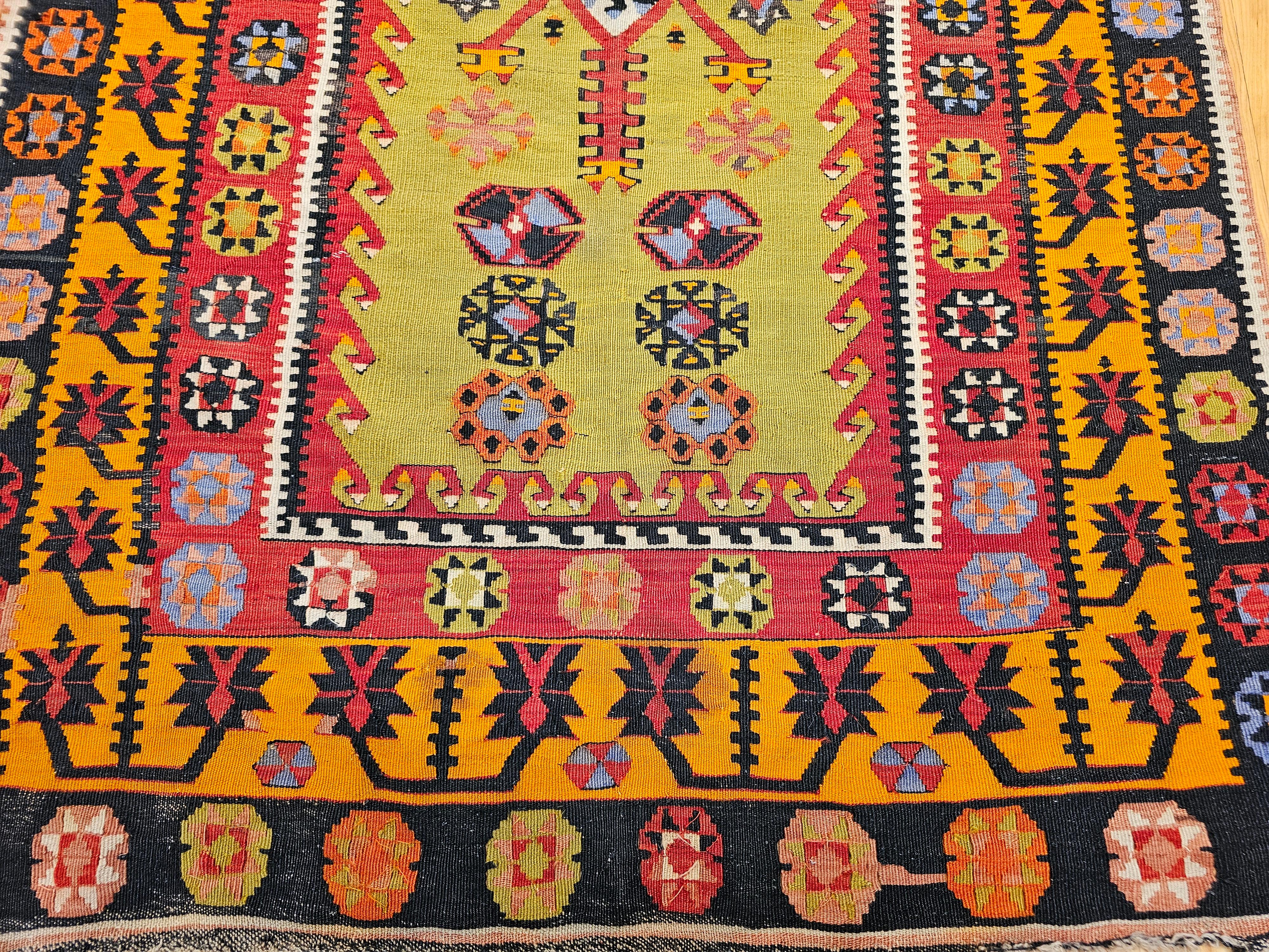 Kilim turc du début du 20e siècle avec des designs de tapis de prière en vert, rouge et jaune Bon état - En vente à Barrington, IL