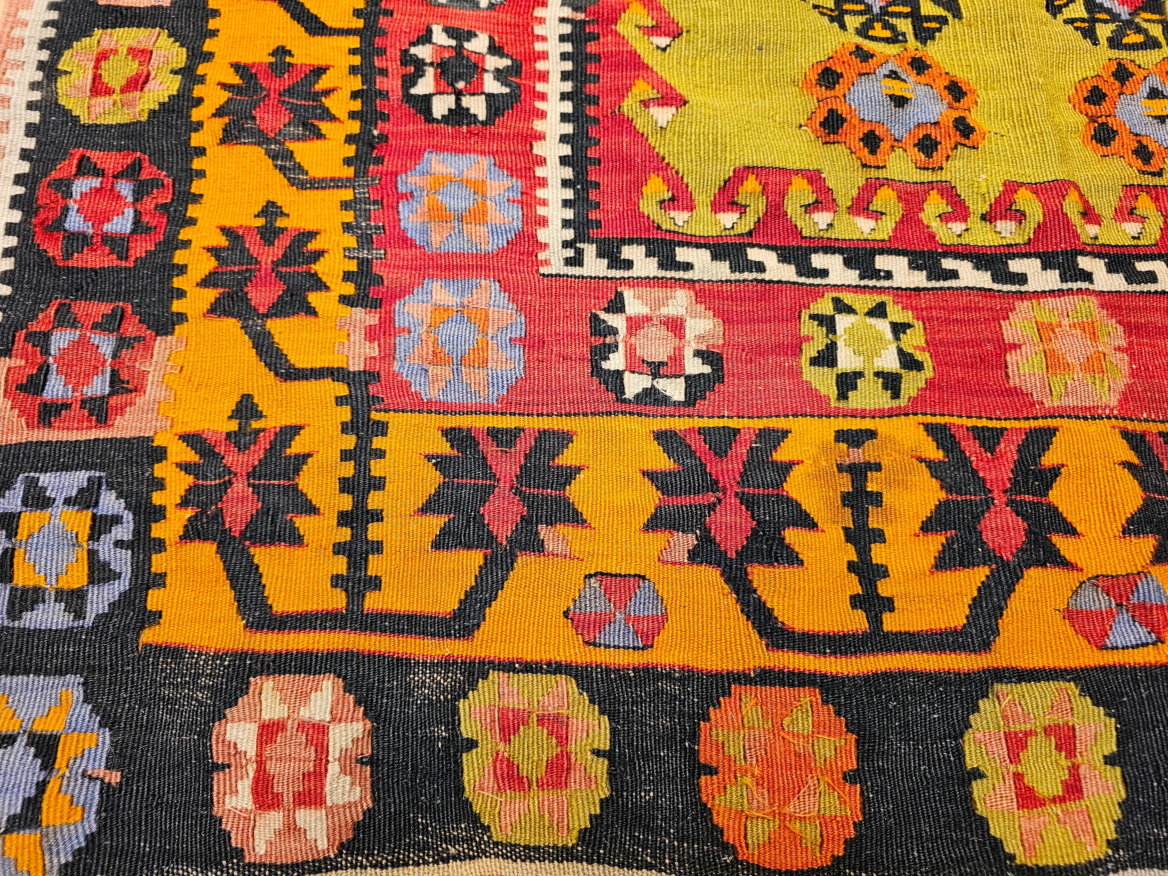 20ième siècle Kilim turc du début du 20e siècle avec des designs de tapis de prière en vert, rouge et jaune en vente
