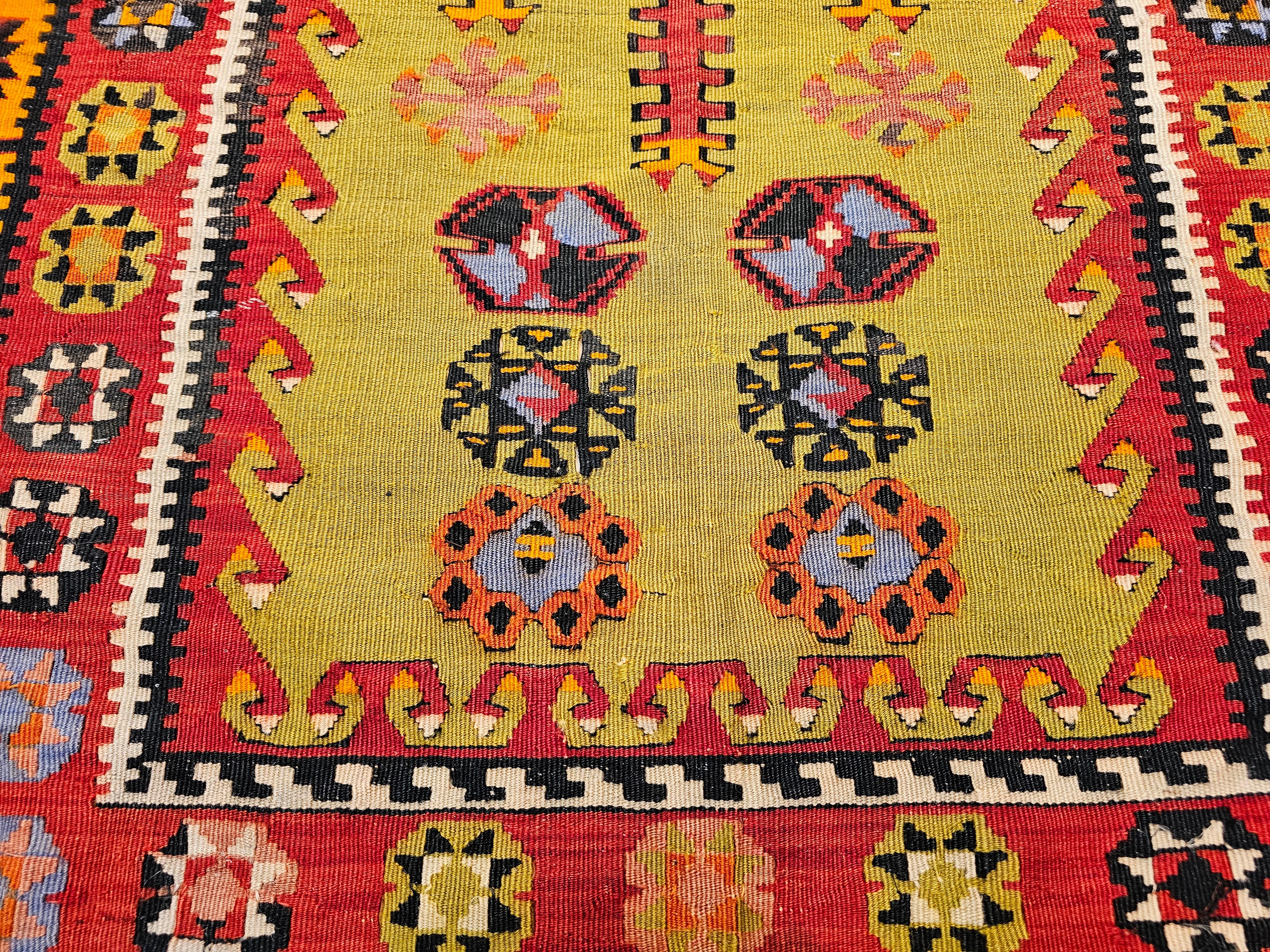 Laine Kilim turc du début du 20e siècle avec des designs de tapis de prière en vert, rouge et jaune en vente
