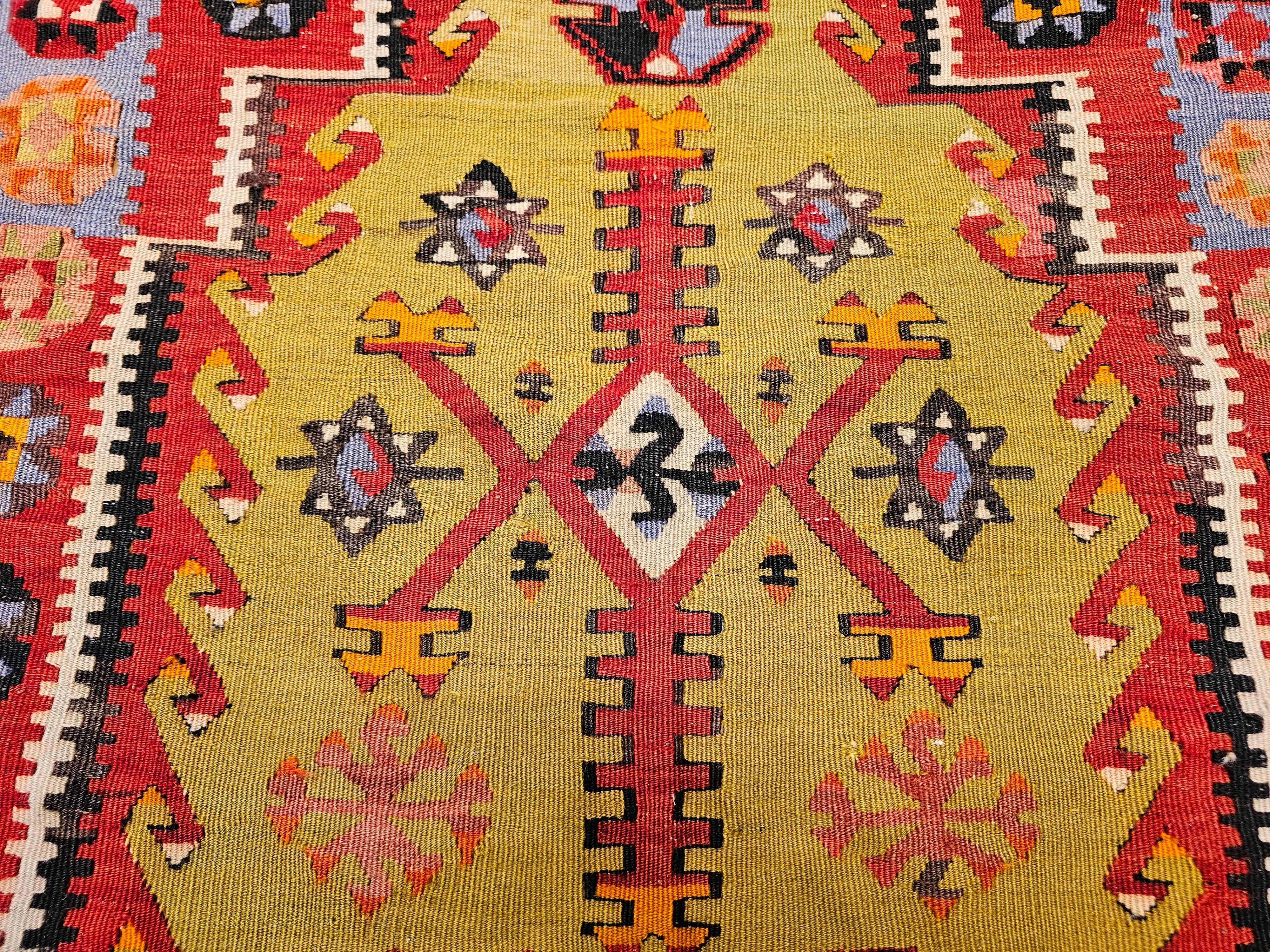 Kilim turc du début du 20e siècle avec des designs de tapis de prière en vert, rouge et jaune en vente 1
