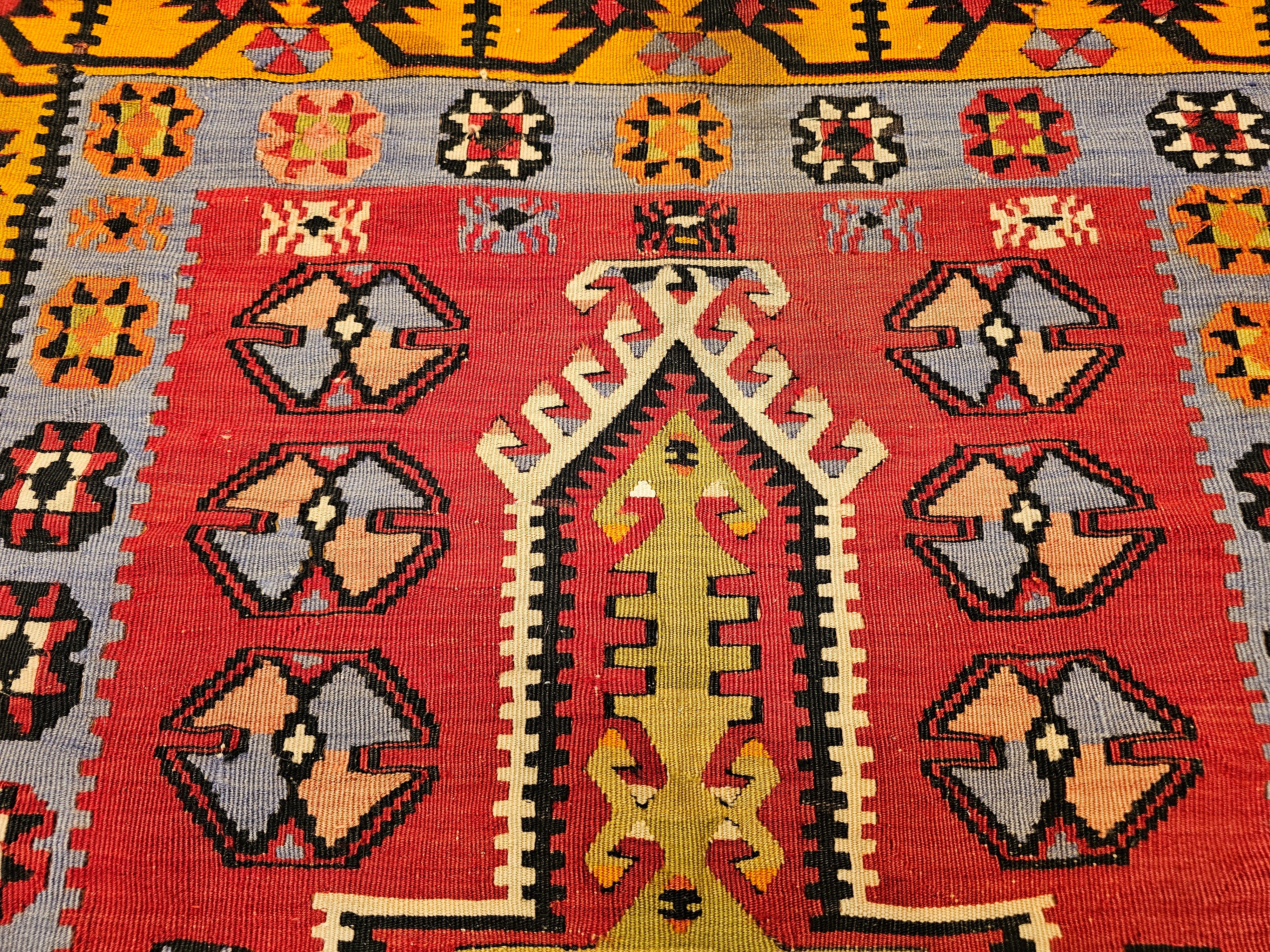 Kilim turc du début du 20e siècle avec des designs de tapis de prière en vert, rouge et jaune en vente 2