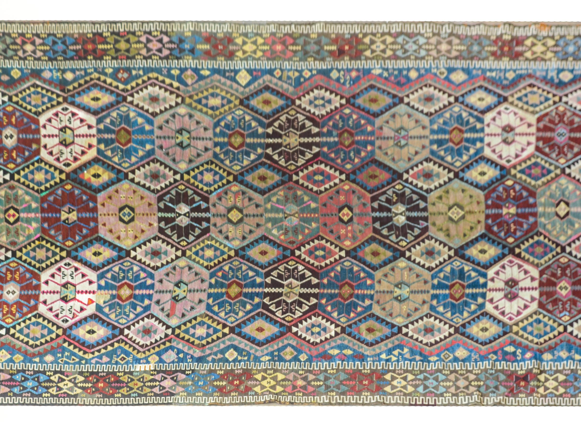 Un magnifique kilim Konya turc du début du 20e siècle avec le plus merveilleux motif floral stylisé et de vigne défilante et entouré d'une bordure avec un verso plus petit du même motif que le champ, et le tout tissé dans une myriade de couleurs, y