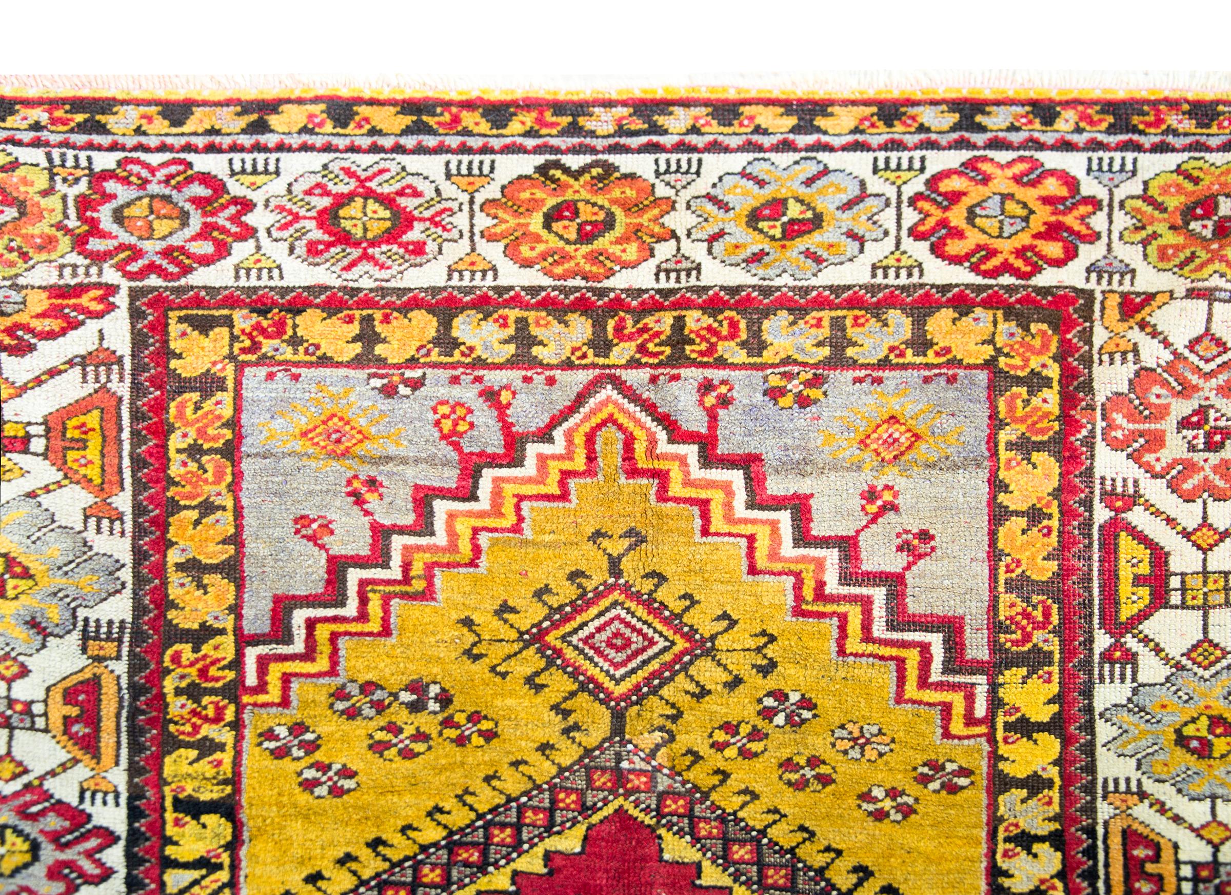 Türkischer Konya-Teppich des frühen 20. Jahrhunderts im Angebot 3