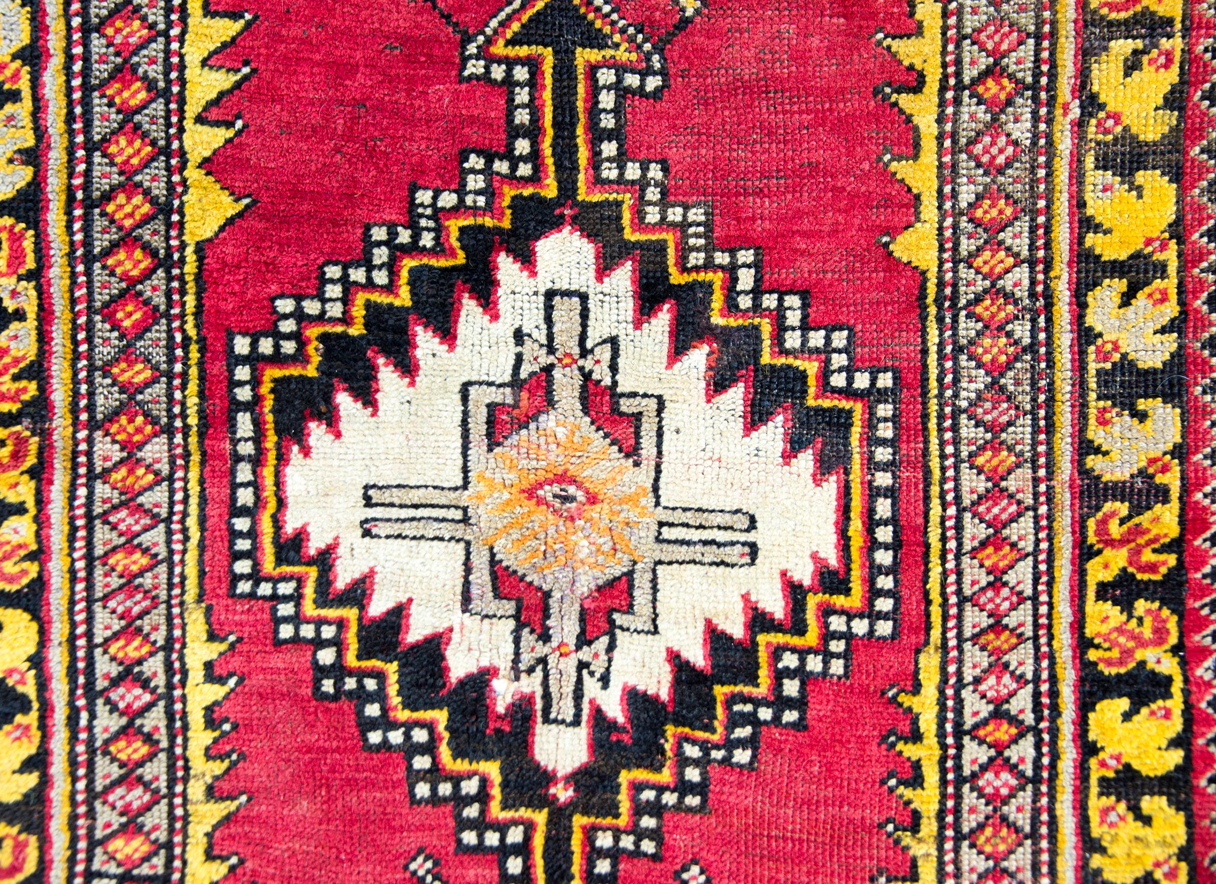 Türkischer Konya-Teppich des frühen 20. Jahrhunderts im Angebot 4