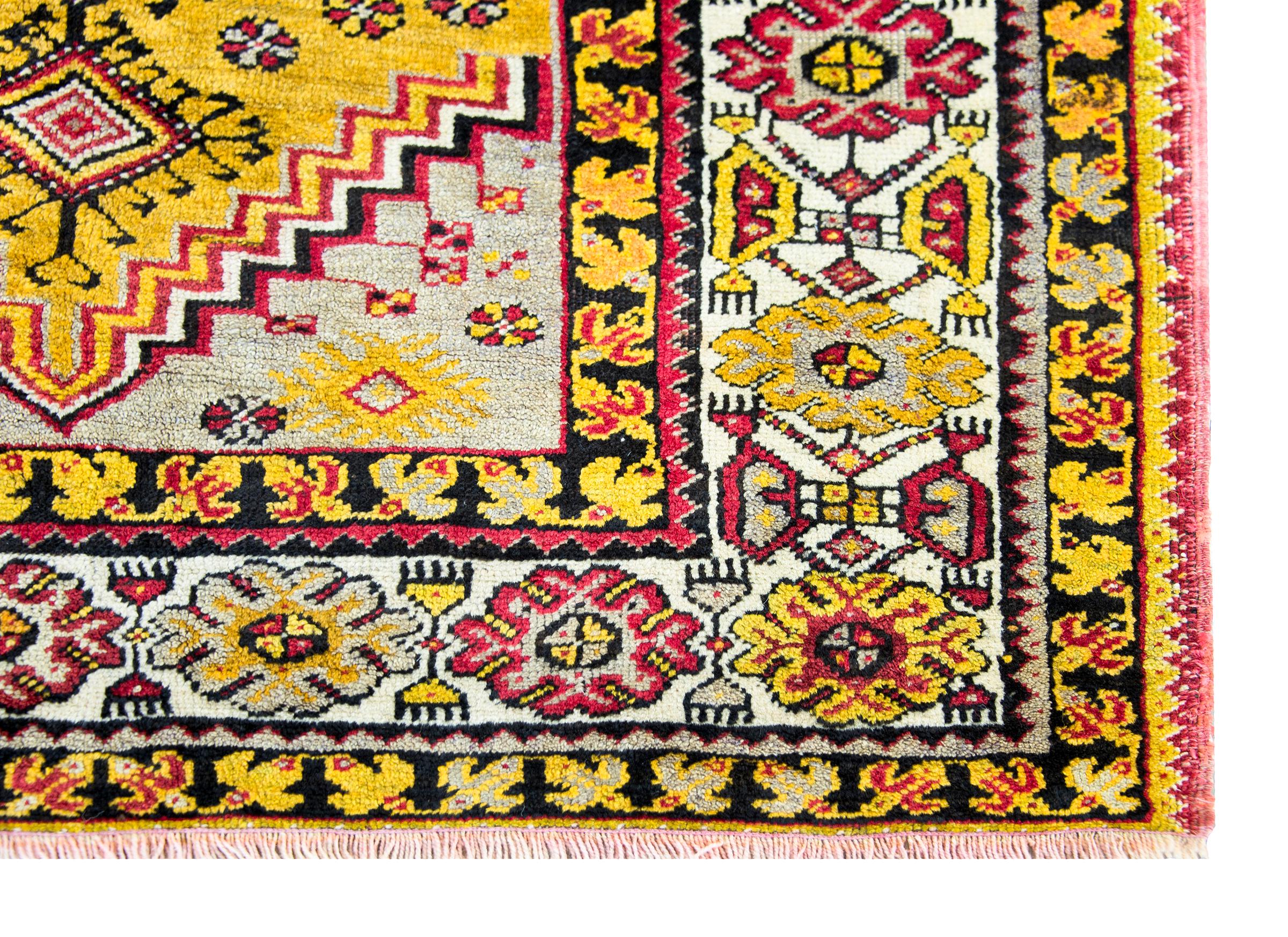 Türkischer Konya-Teppich des frühen 20. Jahrhunderts im Angebot 6
