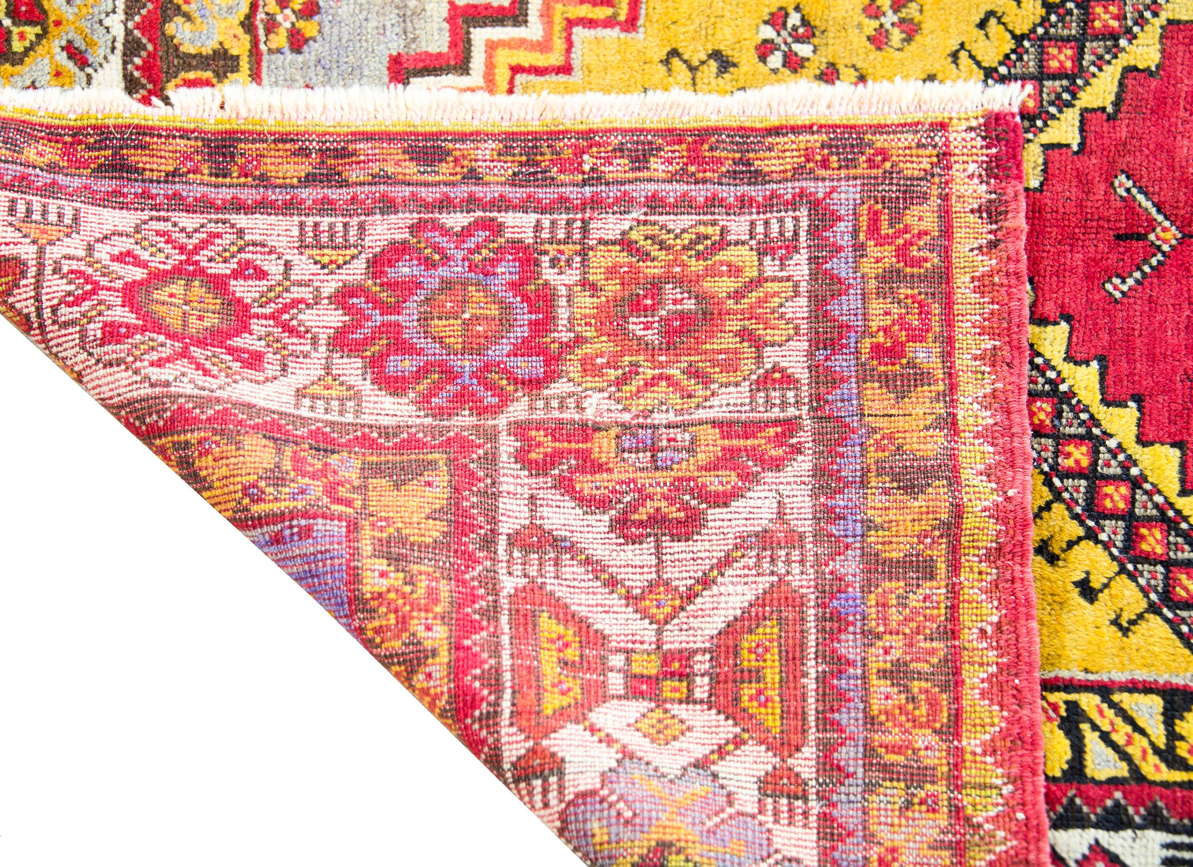 Türkischer Konya-Teppich des frühen 20. Jahrhunderts im Angebot 7