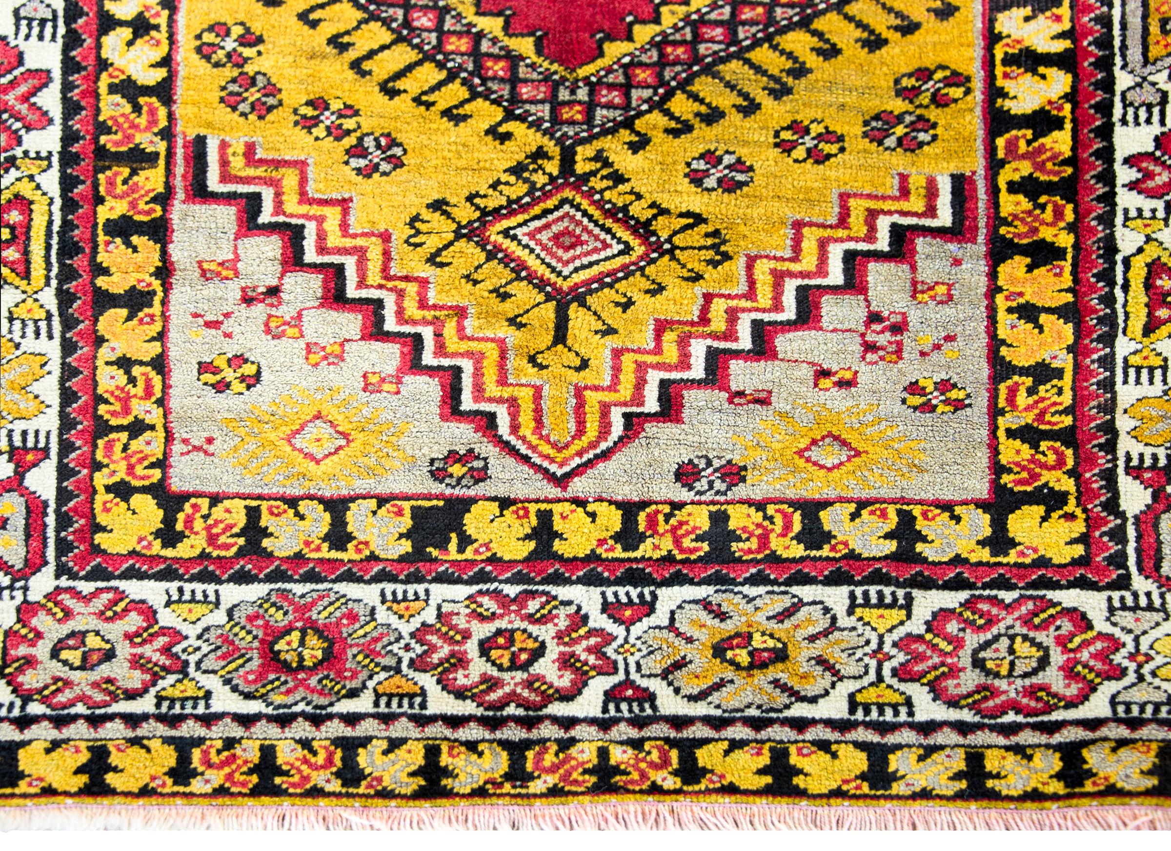 Türkischer Konya-Teppich des frühen 20. Jahrhunderts im Angebot 1