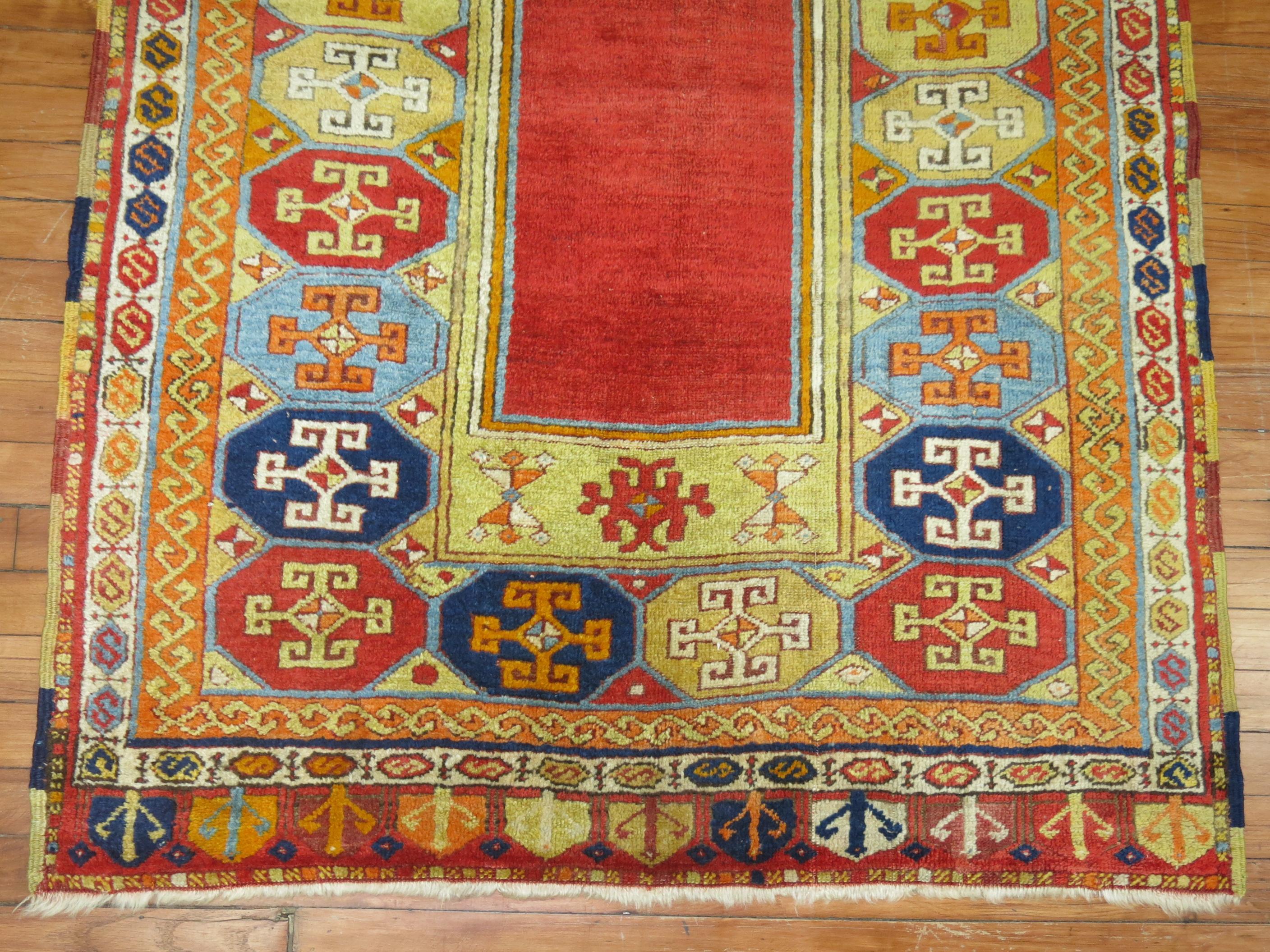 Ein türkischer Gebetsteppich aus dem frühen 20. Jahrhundert mit einem bunten Gebetsmotiv.