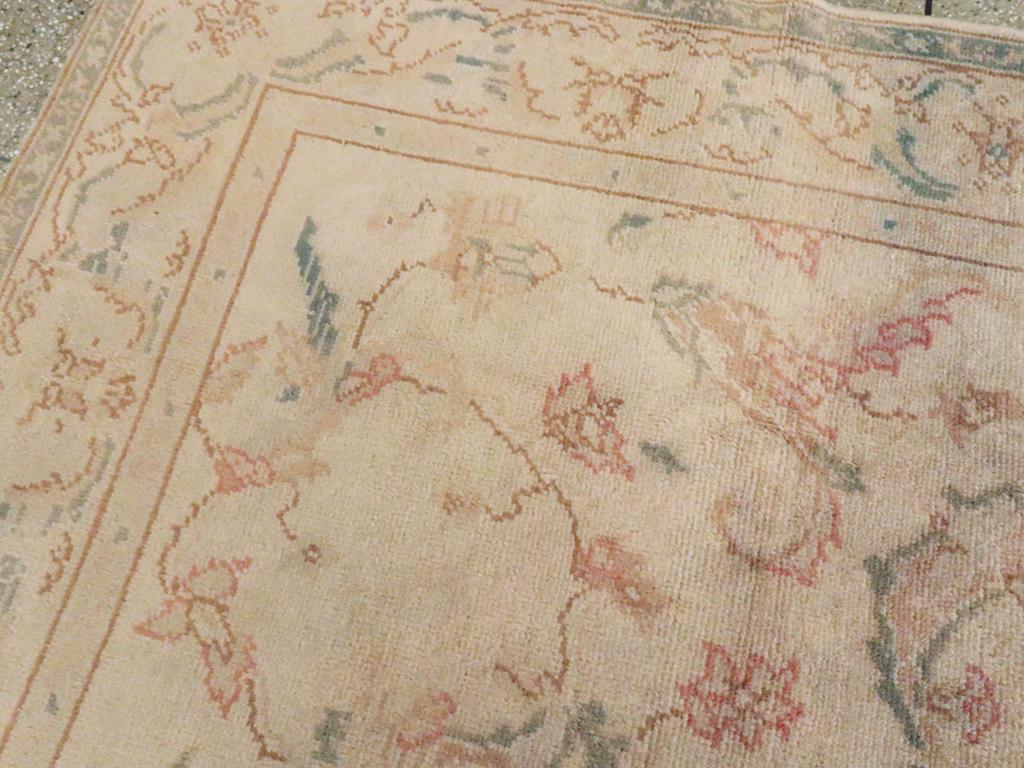 Early 20th Century Turkish Oushak Accent Carpet Anudado a mano en venta