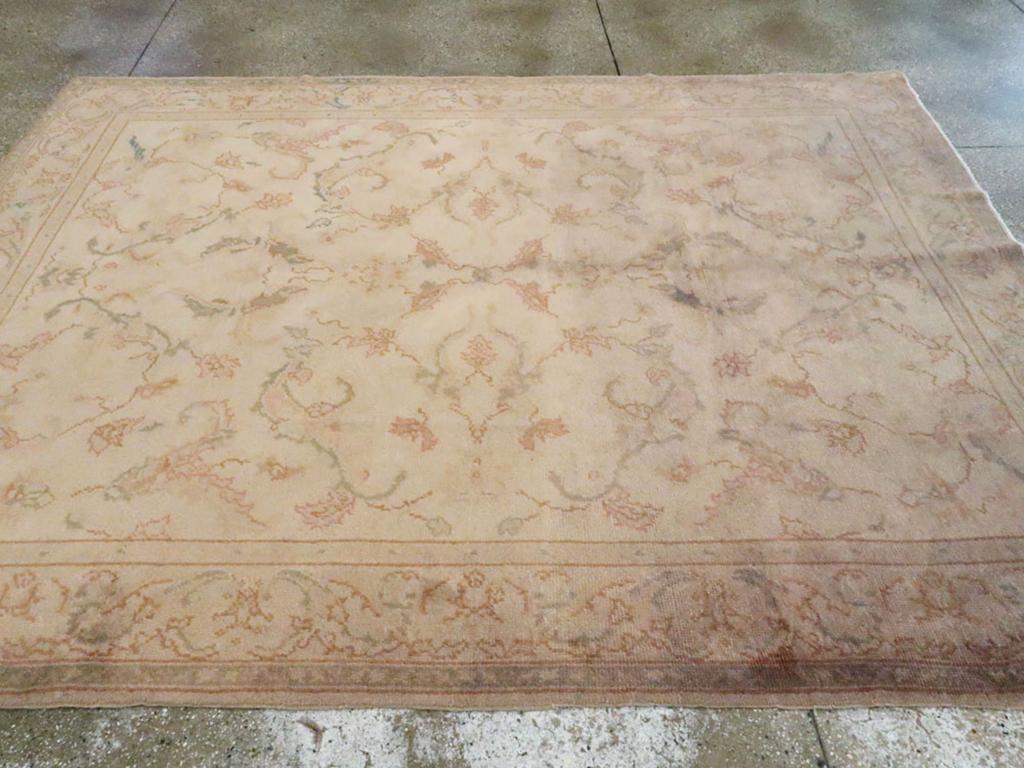 Early 20th Century Turkish Oushak Accent Carpet en Excelente estado para la venta en New York, NY