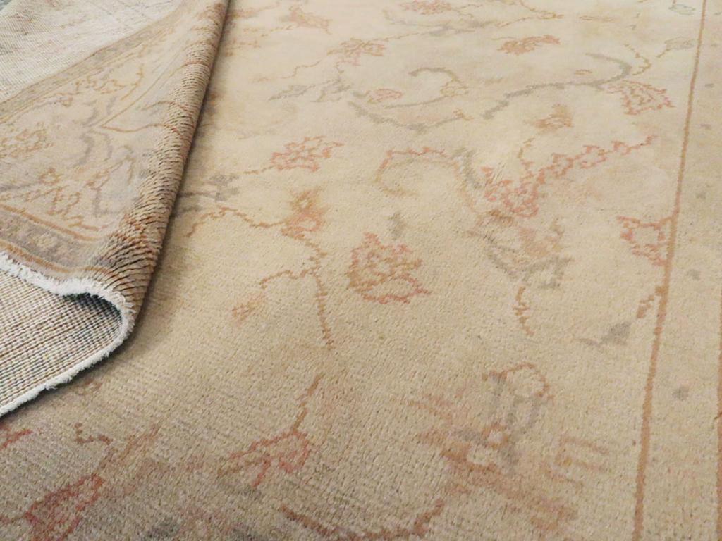Early 20th Century Turkish Oushak Accent Carpet siglo XX en venta