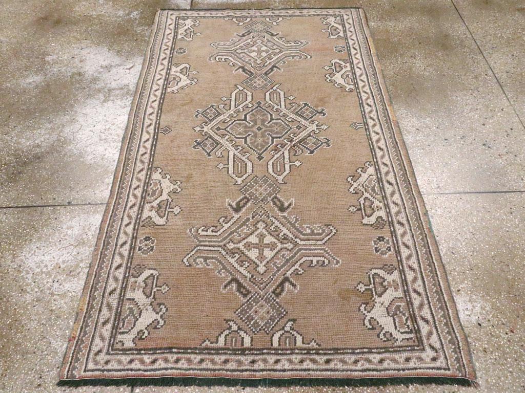 Un ancien tapis d'accent turc Oushak. Un fond rose ouvert met en valeur deux styles de médaillons Oushak, chacun basé sur un centre en losange ou en quadrilobe.  Les motifs Yaprak (