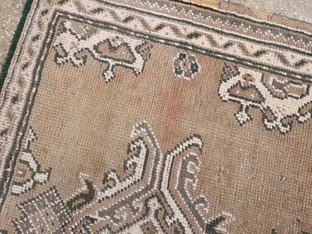 Noué à la main Tapis d'appoint turc Oushak du début du 20e siècle en vente