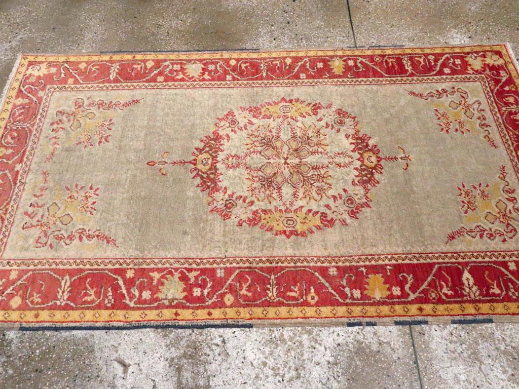 Tapis d'appoint turc Oushak du début du 20e siècle Excellent état - En vente à New York, NY