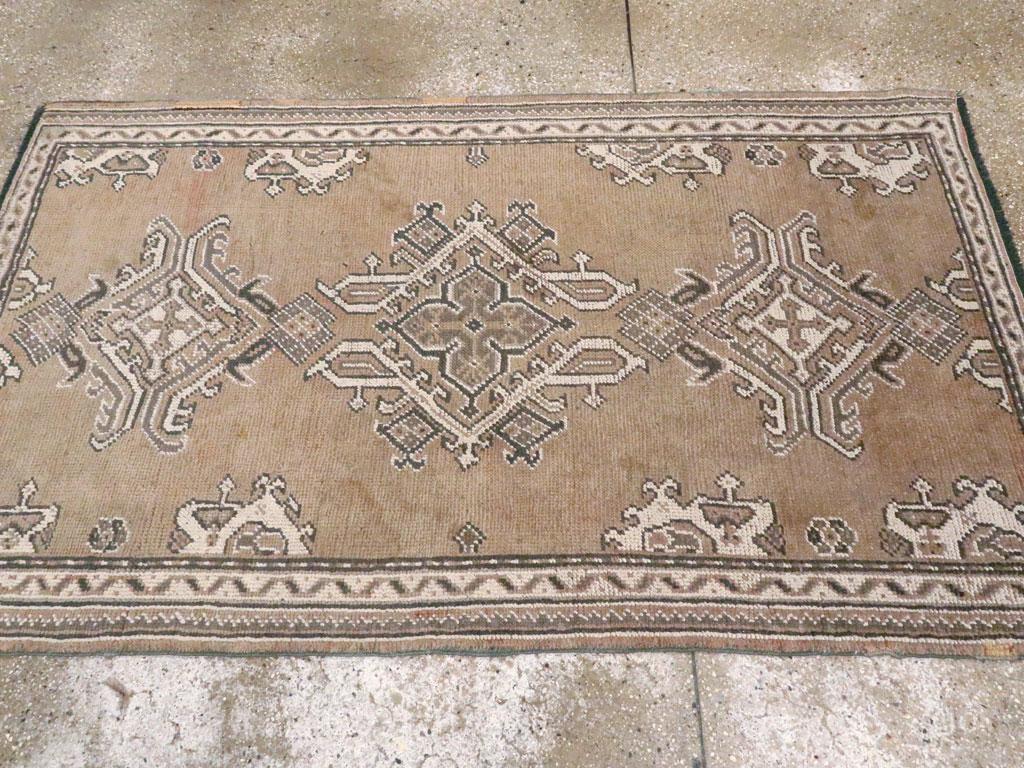 Tapis d'appoint turc Oushak du début du 20e siècle Excellent état - En vente à New York, NY