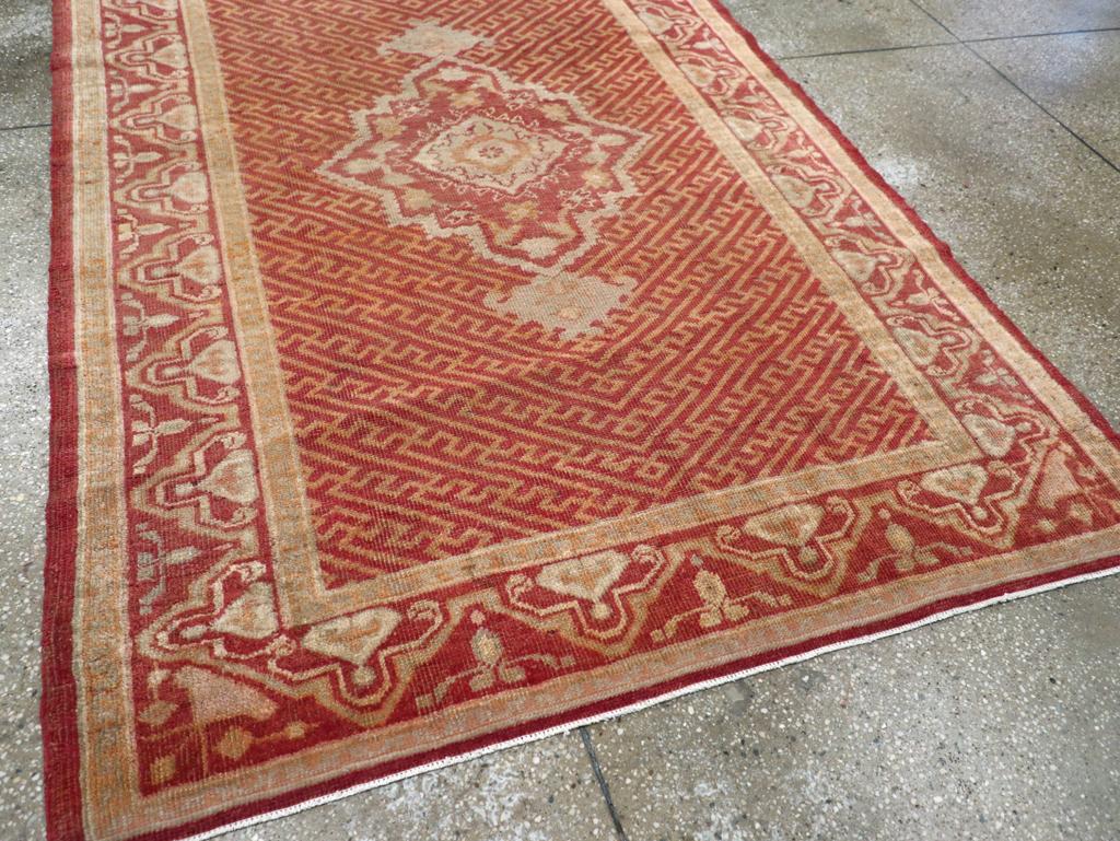Türkischer Oushak-Akzentteppich aus dem frühen 20. (Wolle) im Angebot