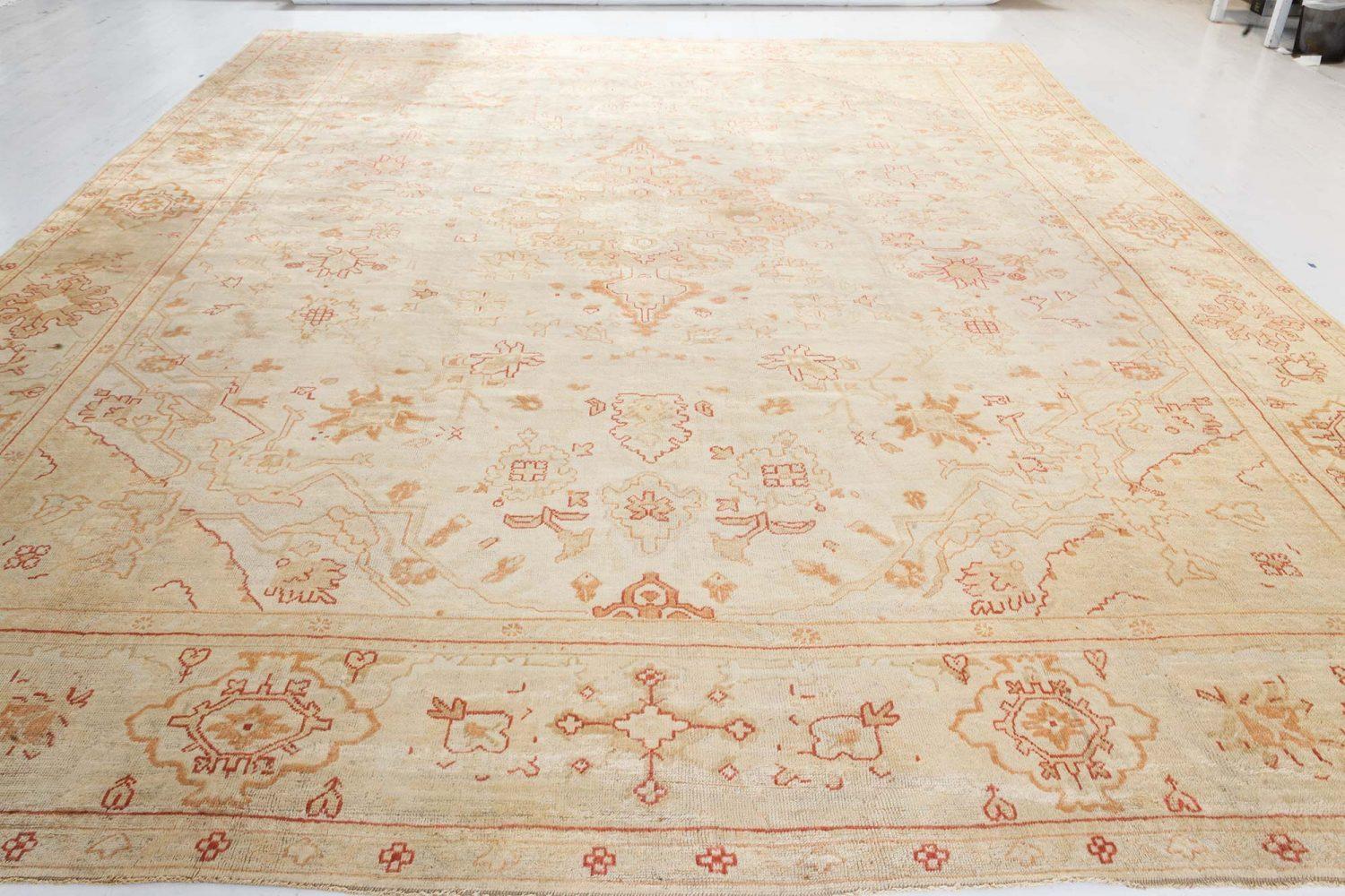 Early 20th Century Turkish Oushak Hand Knotted Rug In Good Condition For Sale In New York, NY