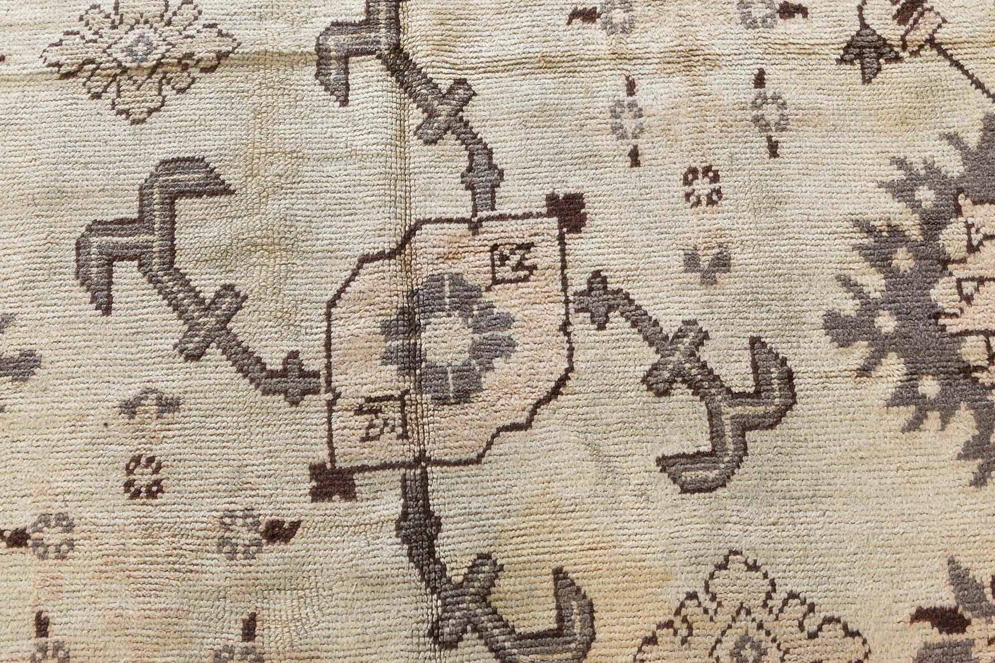 Authentique tapis turc en laine botanique Oushak du début du 20e siècle, fait à la main.
Taille : 5'0