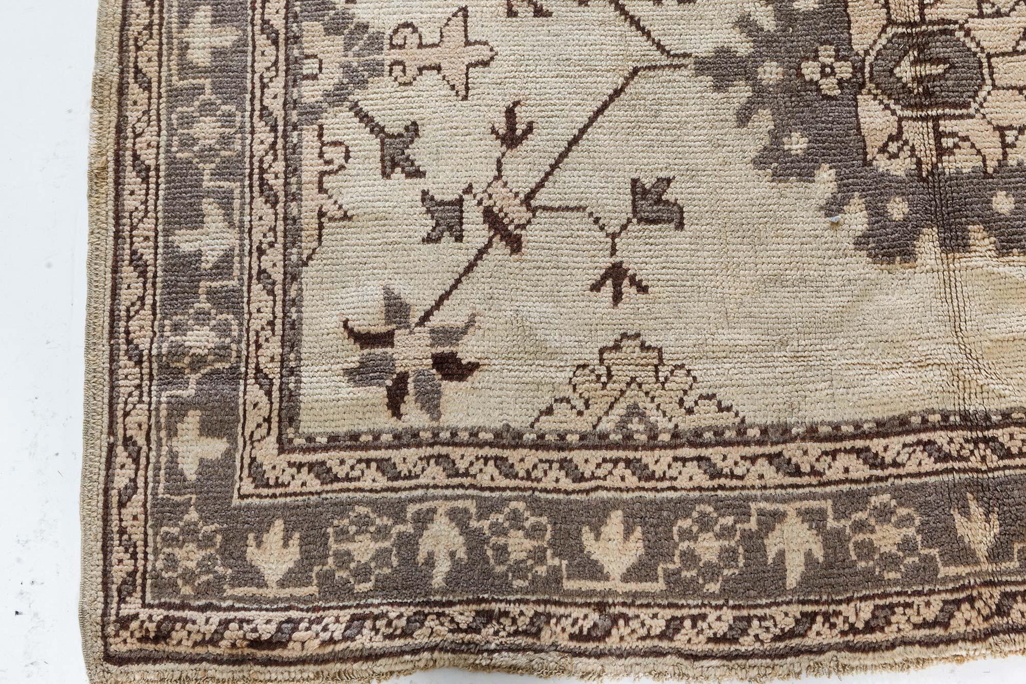 Early 20th Century Turkish Oushak Botanic Rug In Good Condition For Sale In New York, NY