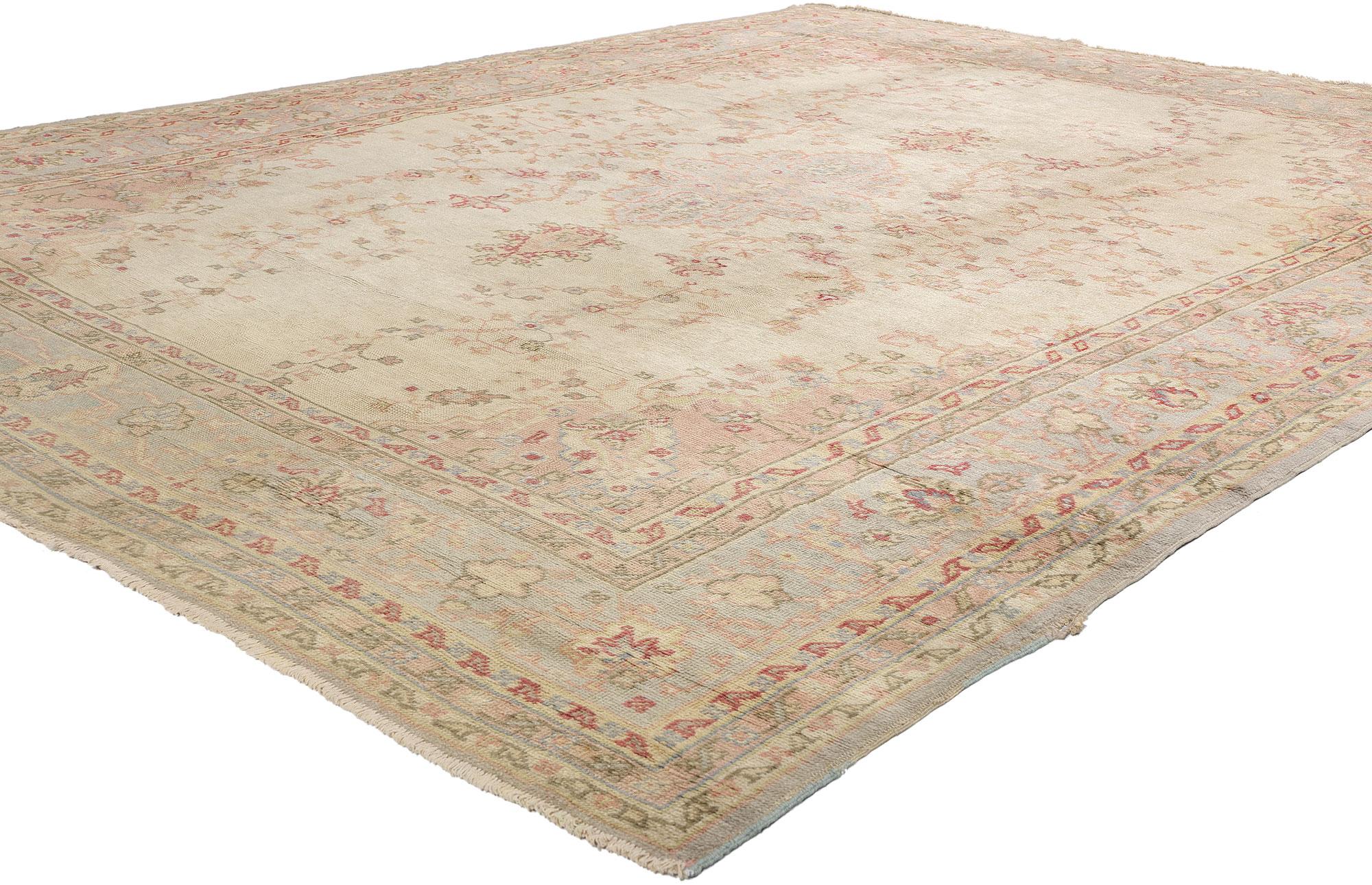 71741 Tappeto Oushak Turco Antico Distressed, 08'06 x 10'10. Immerso nel silenzio del tempo e nel bagliore della luce dell'Anatolia, questo tappeto antico turco Oushak in lana annodato a mano canta in morbide e liriche tonalità di rosa blush, beige