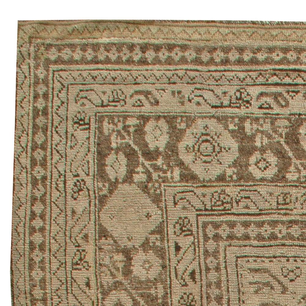 Early 20th Century Turkish Oushak Handmade Wool Rug In Good Condition For Sale In New York, NY