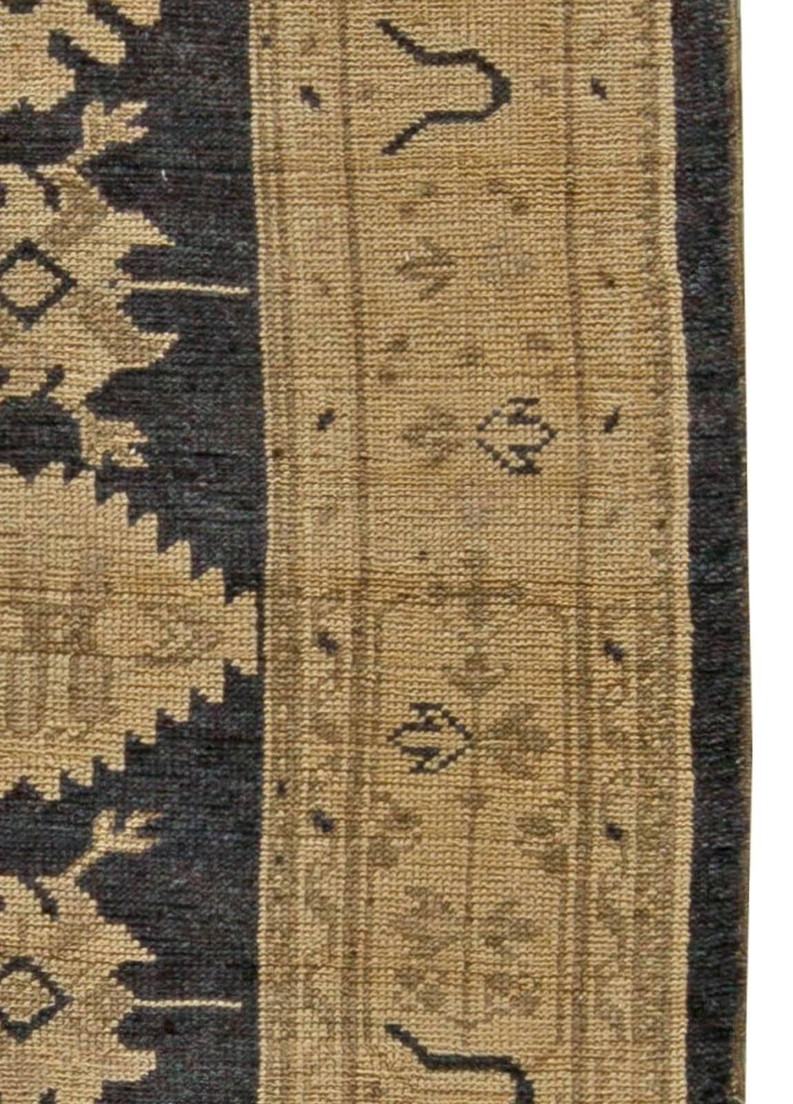 Early 20th Century Turkish Oushak Handmade Rug In Good Condition For Sale In New York, NY