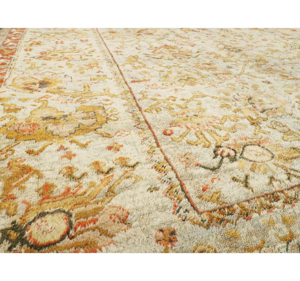 Türkischer Oushak-Teppich des frühen 20. Jahrhunderts:: groß und quadratisch:: Zimmergröße (Wolle) im Angebot