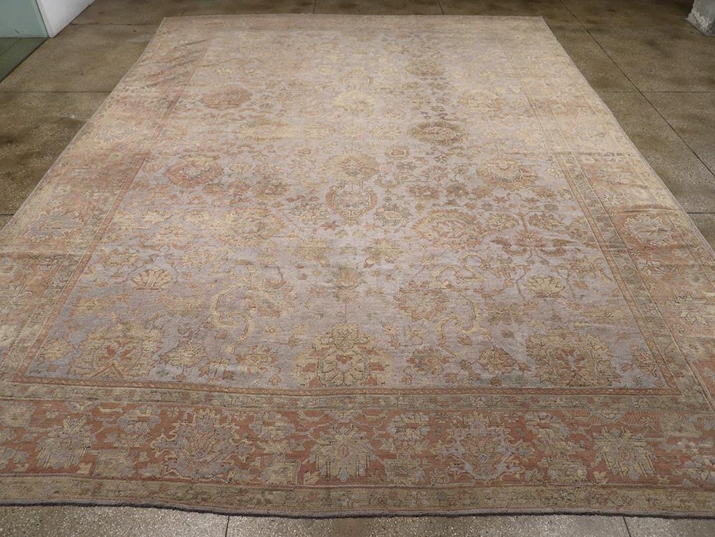 Un grand tapis turc Oushak ancien, fabriqué à la main au début du 20e siècle.

Mesures : 13' 6