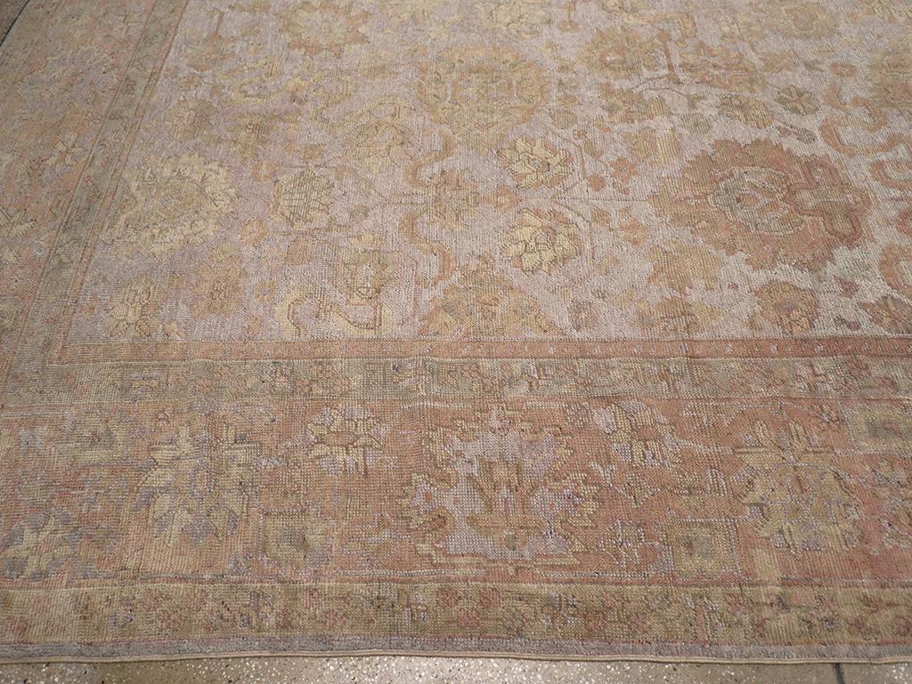 Grand tapis turc Oushak du début du 20e siècle Excellent état - En vente à New York, NY