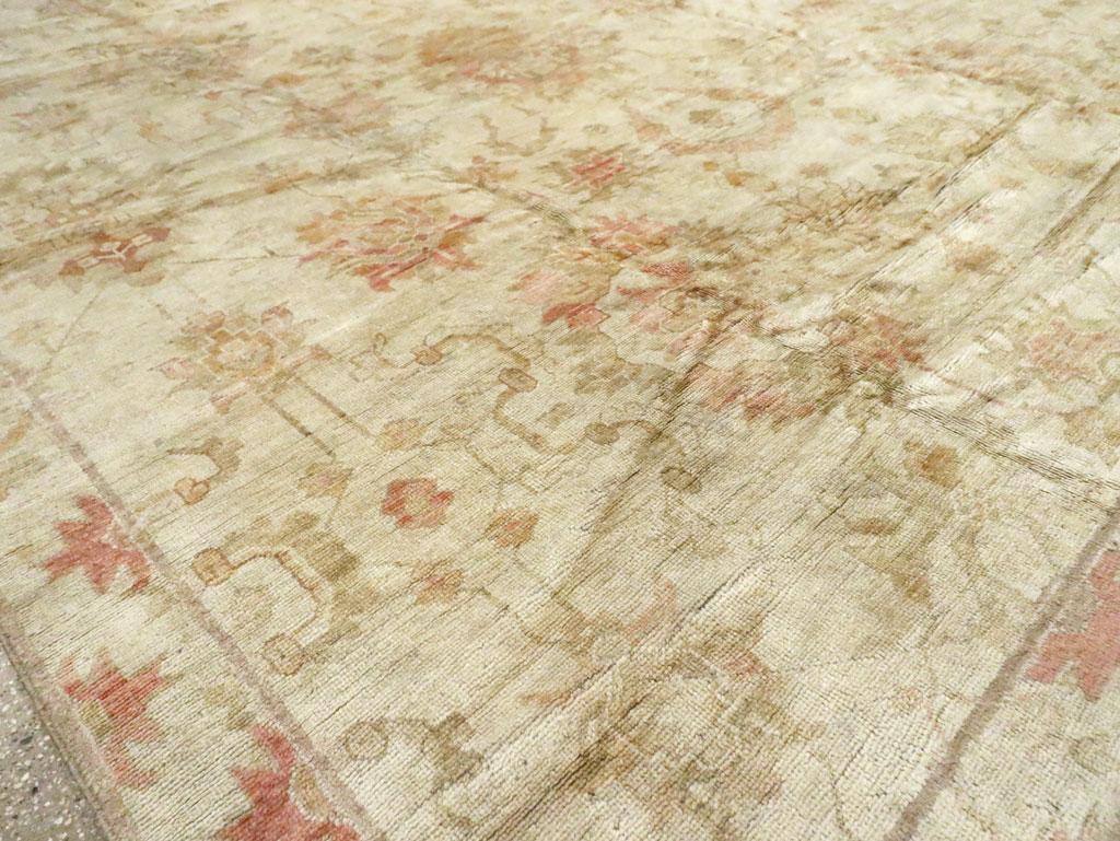 Early 20th Century Turkish Oushak Large Carpet For Sale 1
