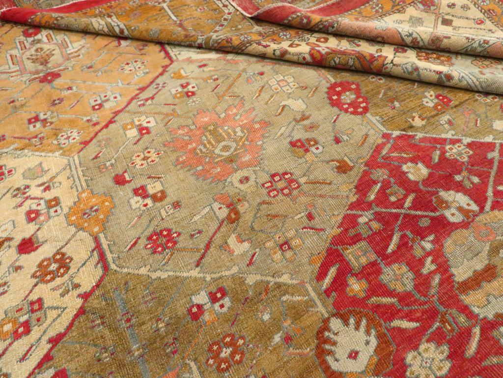 Großer türkischer Oushak-Teppich aus dem frühen 20. (Wolle) im Angebot