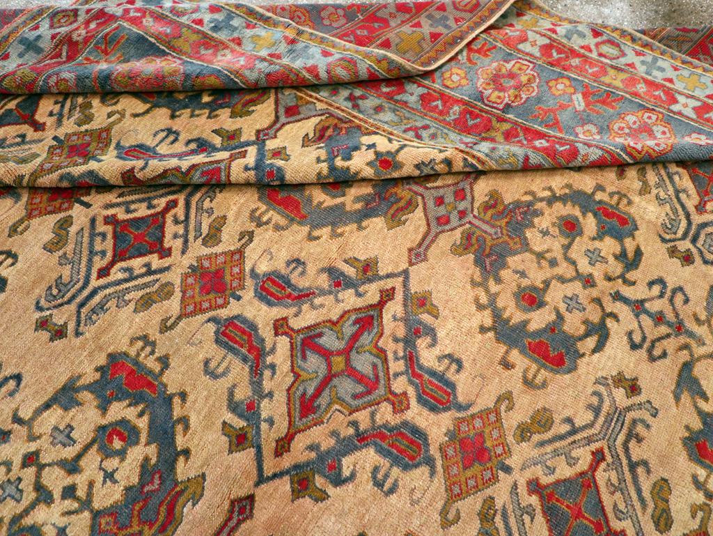 Großer türkischer Oushak-Teppich aus dem frühen 20. im Angebot 1