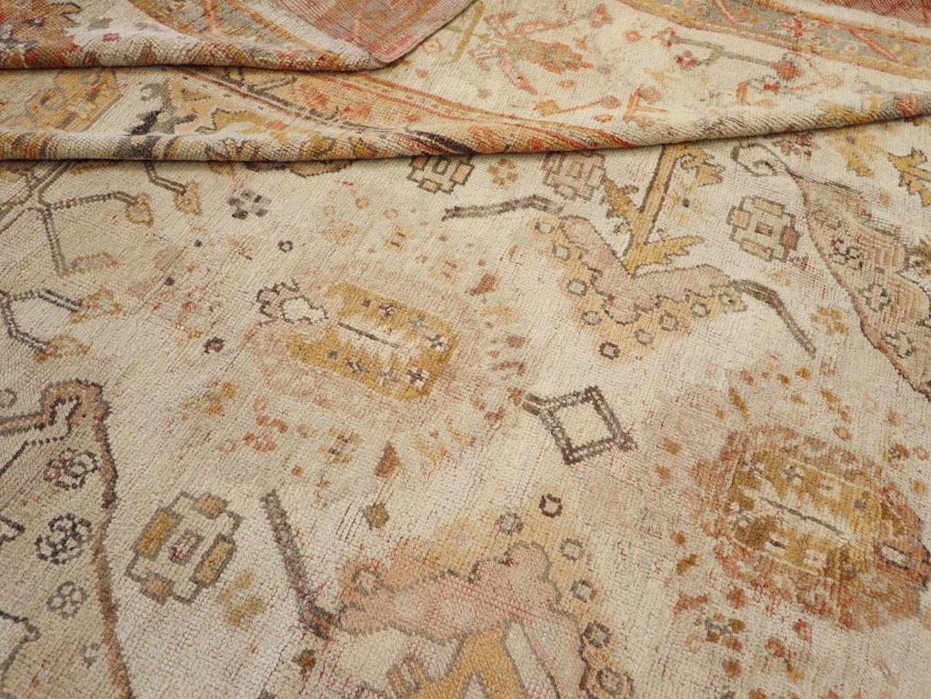 Early 20th Century Turkish Oushak Large Carpet For Sale 3