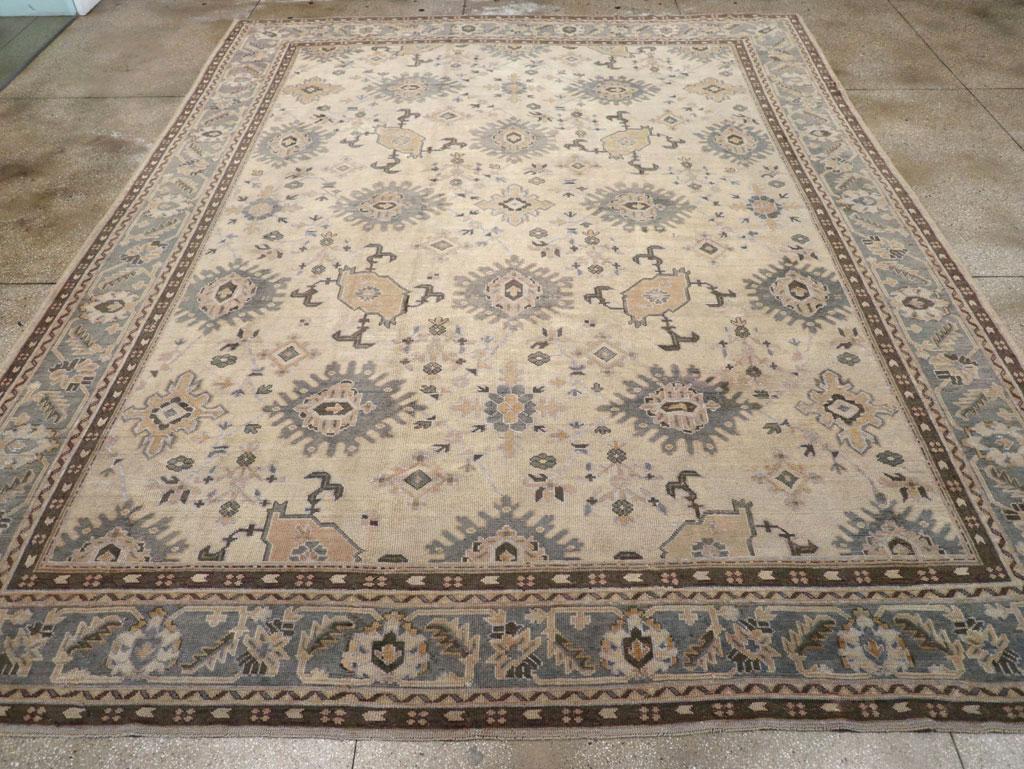 Un poil de laine avec des nœuds symétriques sur une base de coton. Cet élégant tapis d'atelier présente un champ crème avec une interprétation raffinée et dispersée du motif traditionnel Harshang. Le motif est organisé en cinq colonnes décalées de