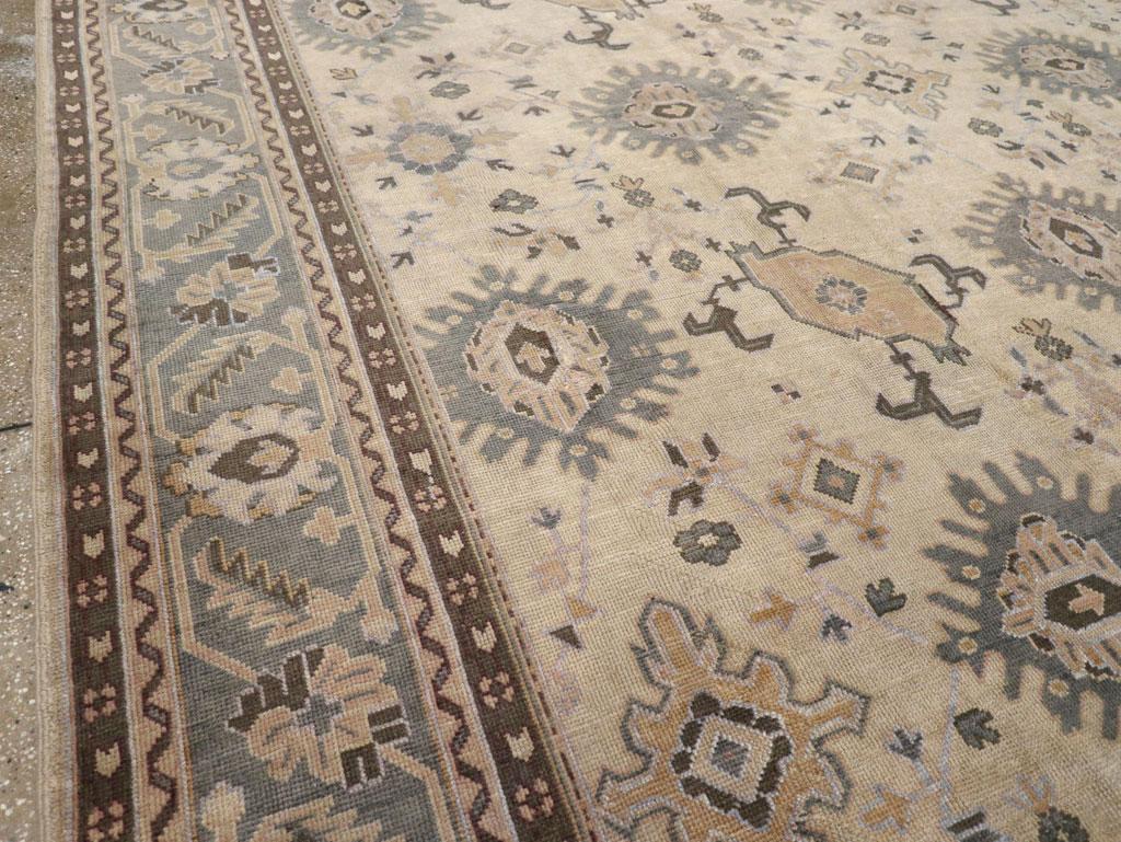 Turc Tapis turc Oushak du début du 20e siècle de grande taille en vente