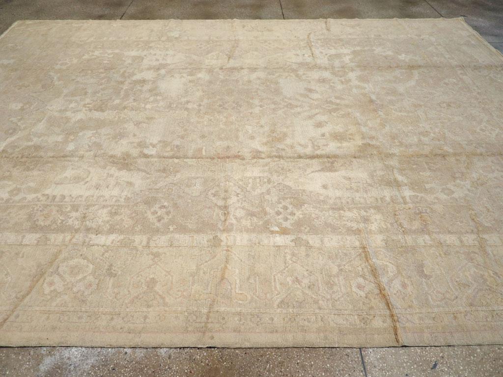 Early 20th Century Turkish Oushak Large Room Size Carpet In Excellent Condition For Sale In New York, NY