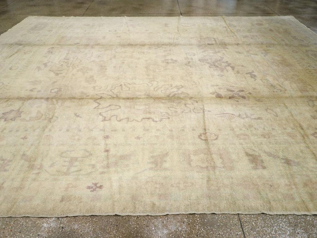 Early 20th Century Turkish Oushak Large Room Size Carpet In Excellent Condition For Sale In New York, NY