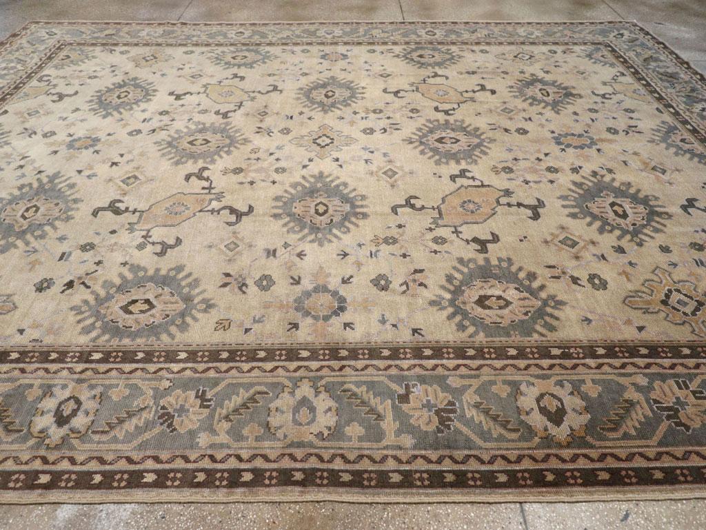 Noué à la main Tapis turc Oushak du début du 20e siècle de grande taille en vente