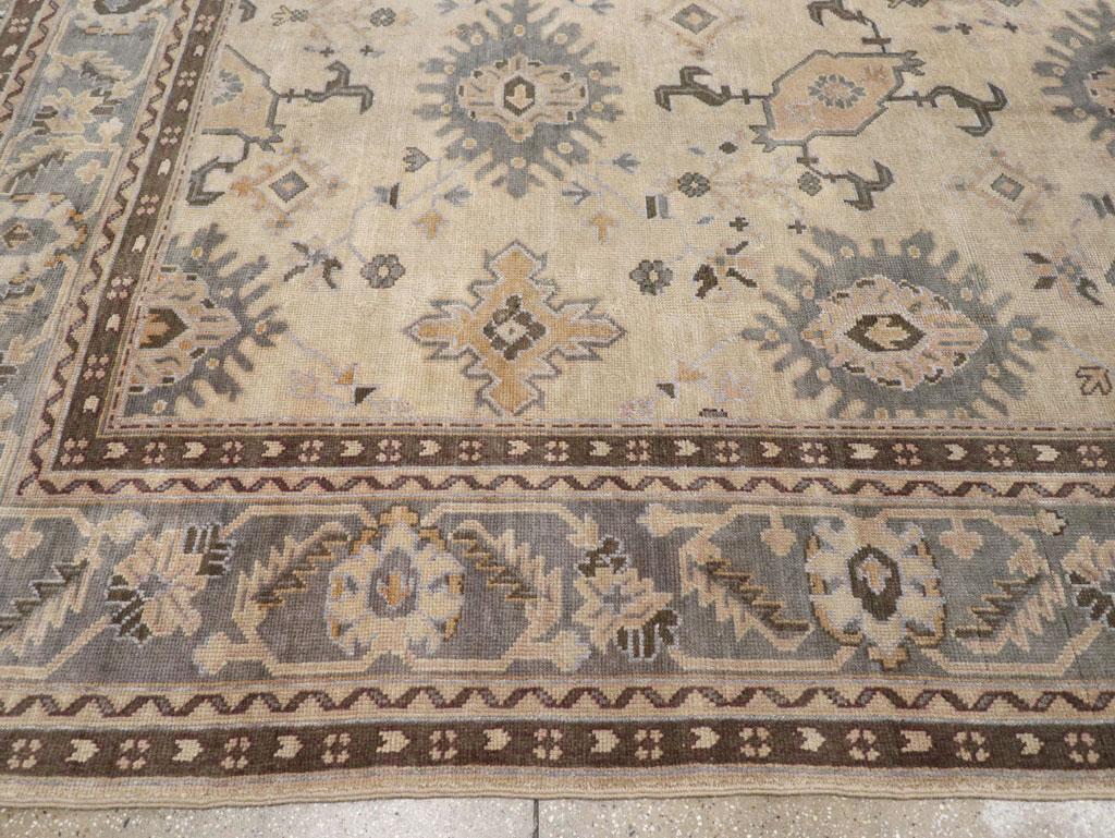 Tapis turc Oushak du début du 20e siècle de grande taille Excellent état - En vente à New York, NY