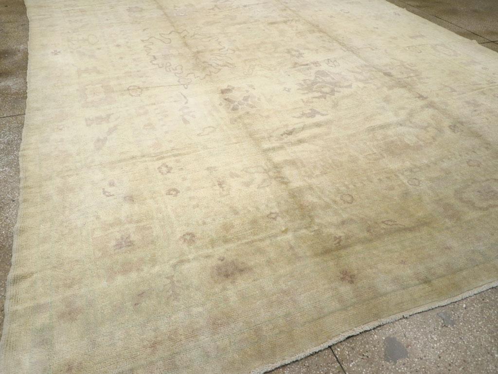 Early 20th Century Turkish Oushak Large Room Size Carpet For Sale 1